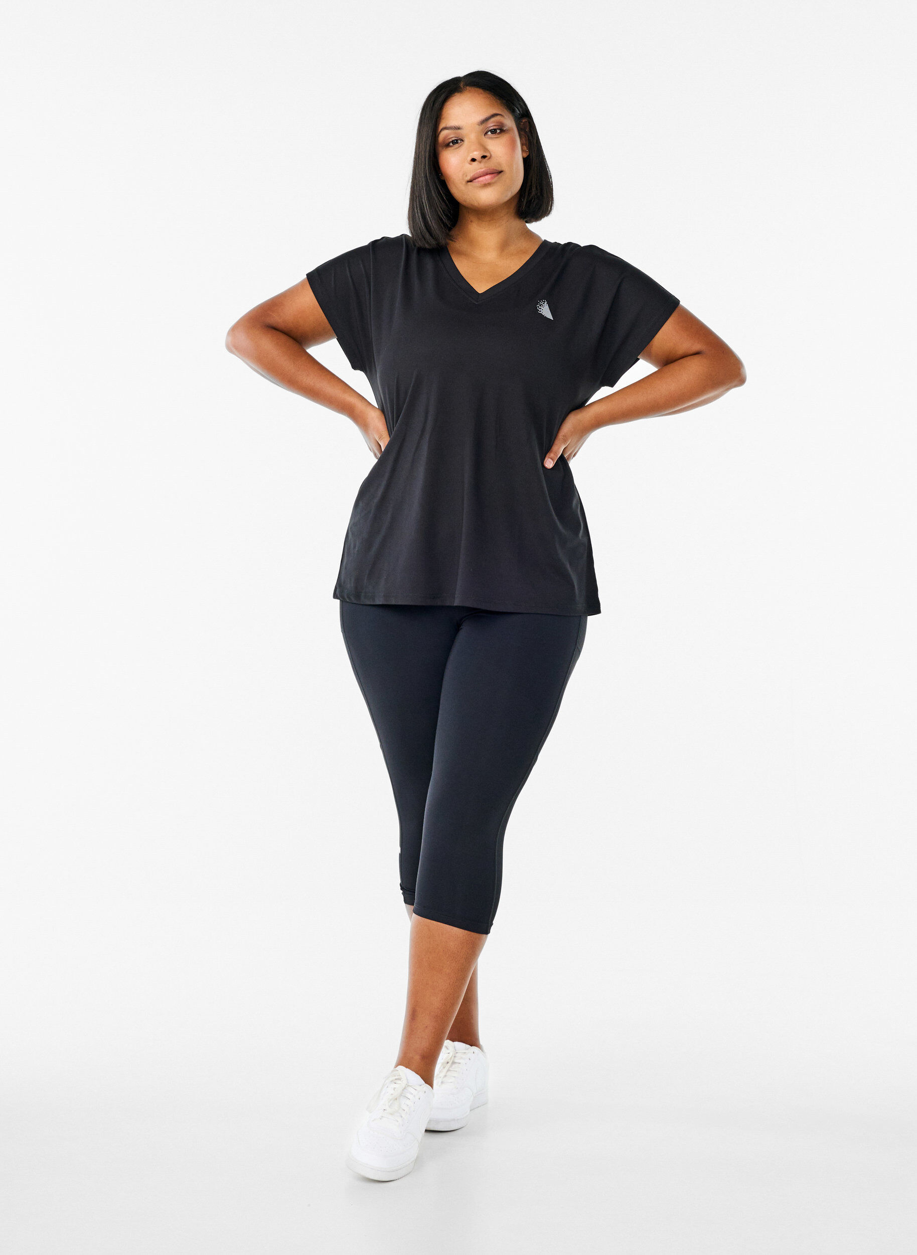 Zizzi T-shirt de sport ample avec col en v, Noir, Model image number 1