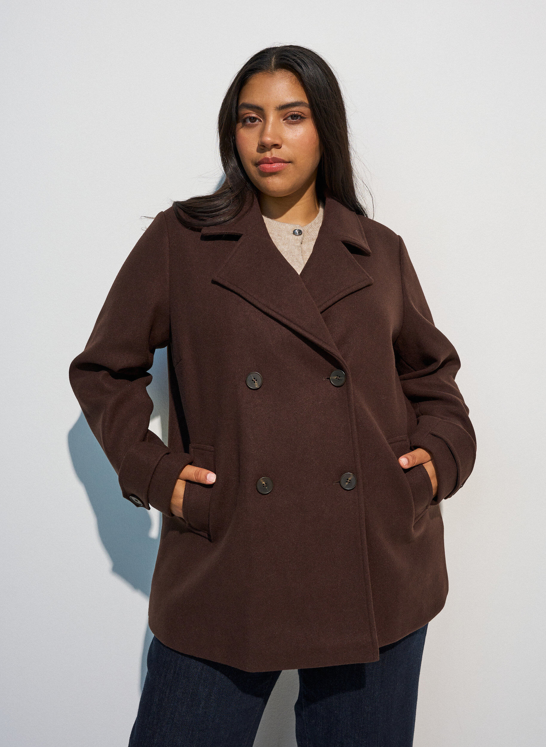 Korte jas met dubbele knoopsluiting, Bruin, Model