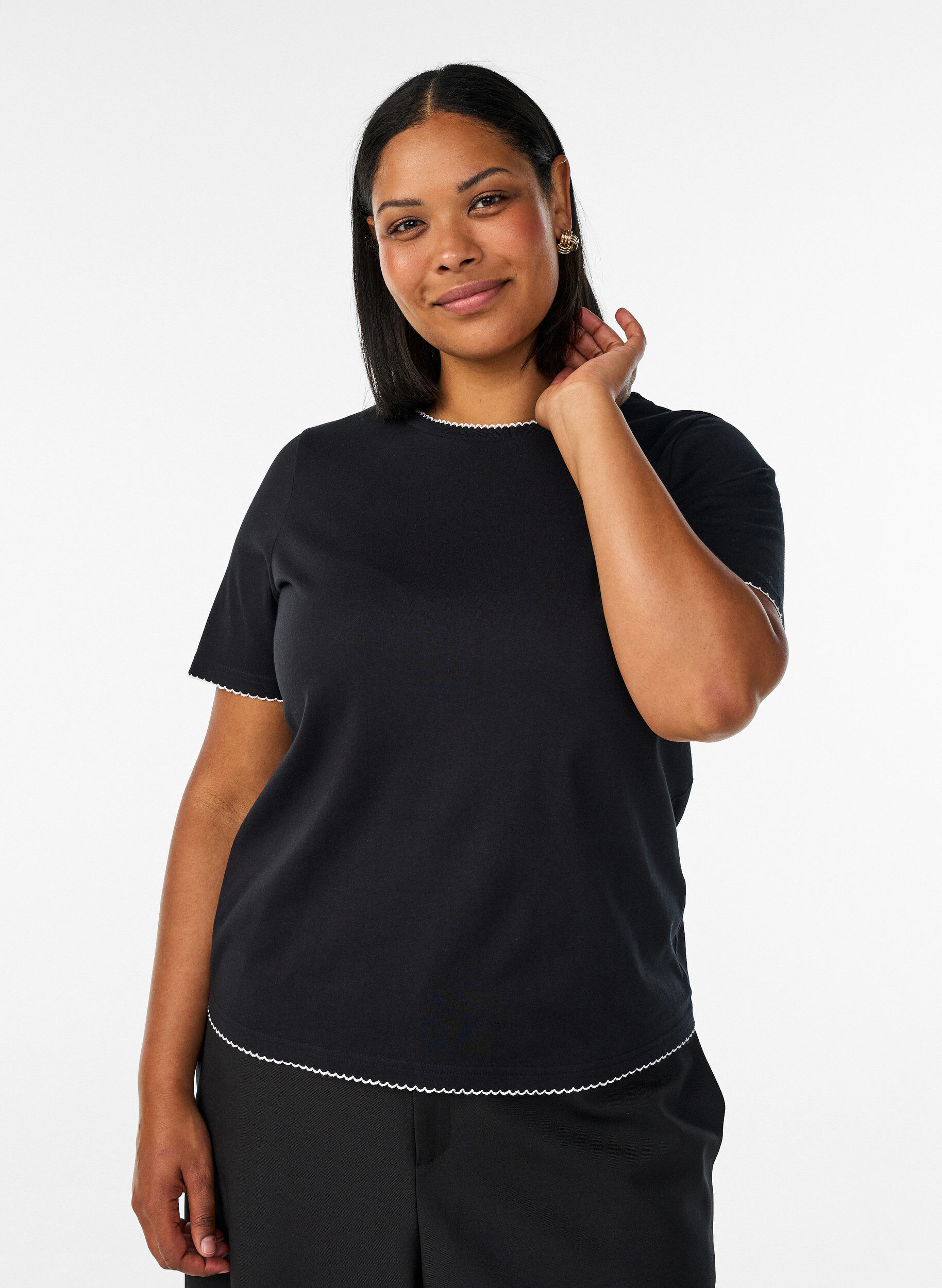 ZizziT-shirt en coton avec bords ondul&eacute;s contrastants, Noir, Model image number 0