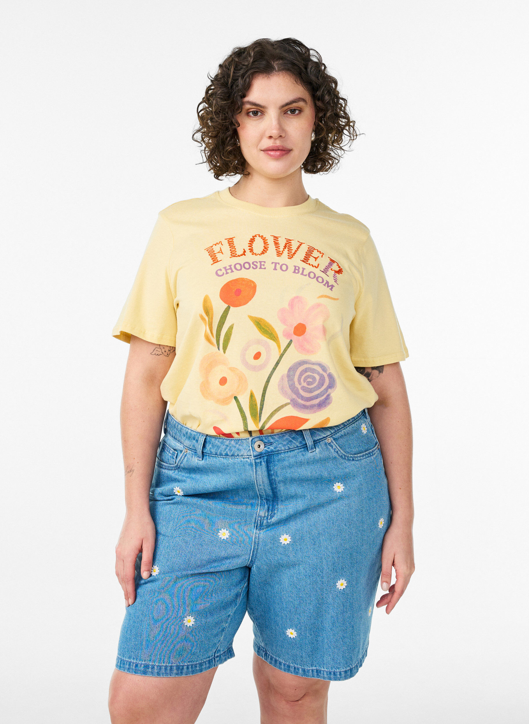 High waist denimshorts met bloemenborduursel, Blauw, Model