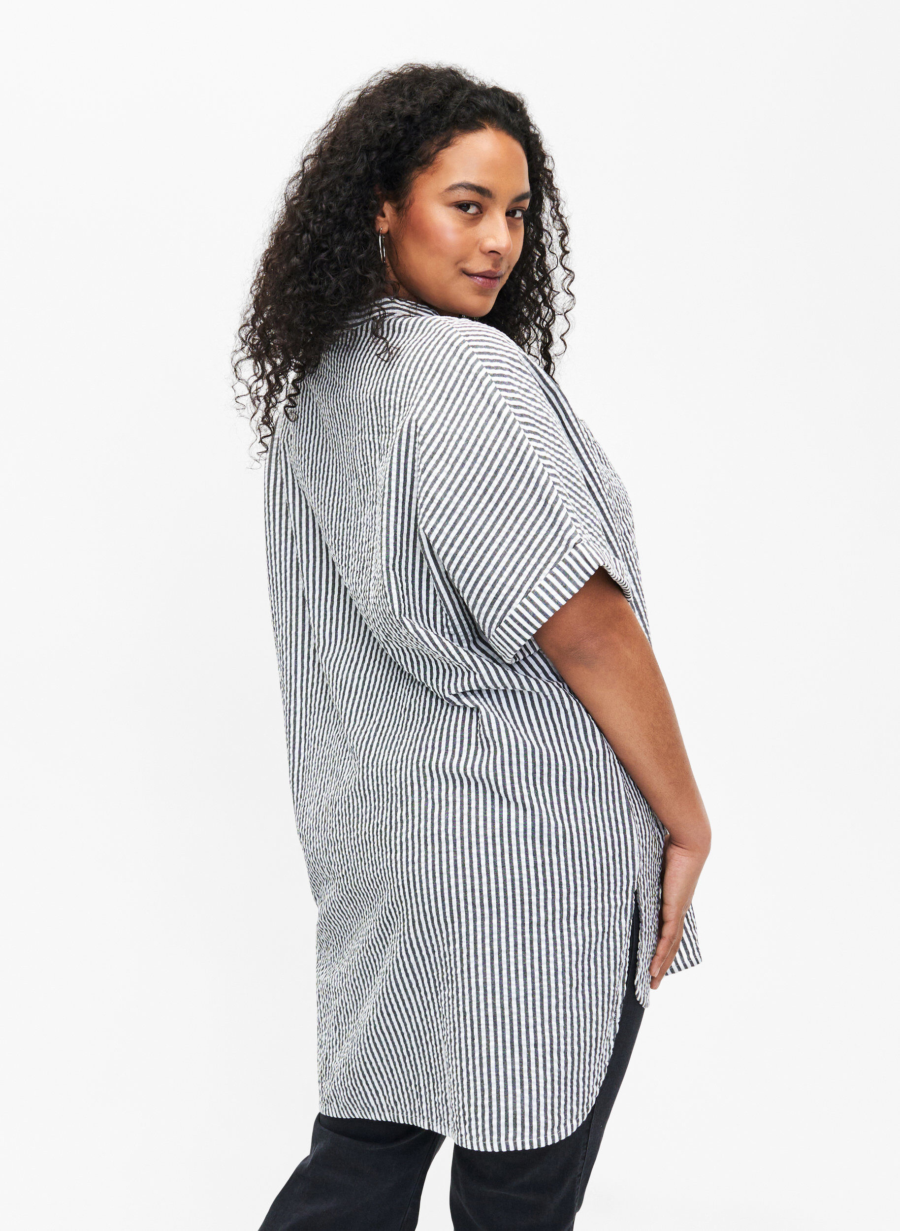 Zizzi Chemise ray&eacute;e avec poches de poitrine, White/Black Stripe, Model image number 1