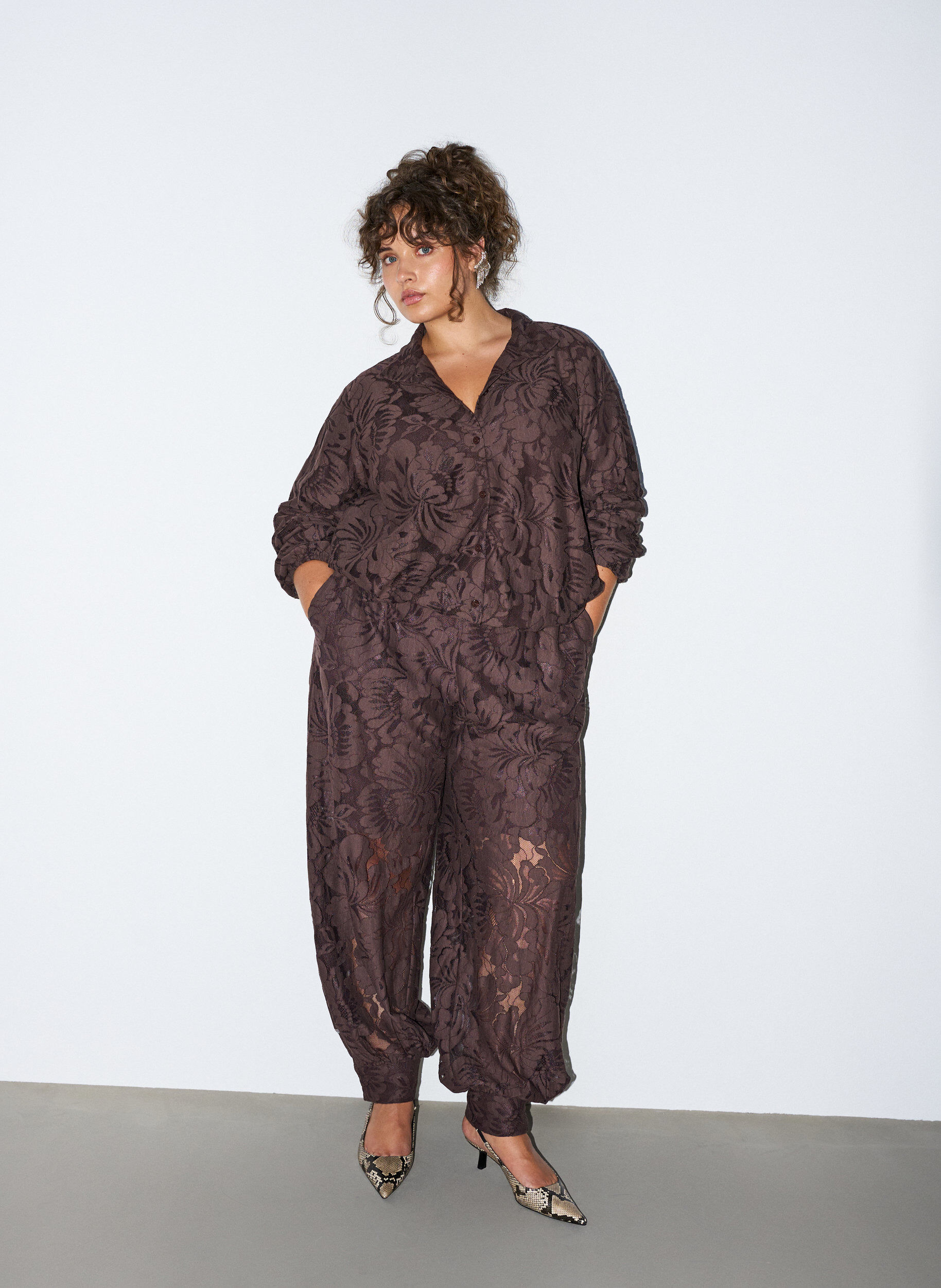 Pantalon ballon en dentelle avec short int&eacute;rieur, Marron, Model