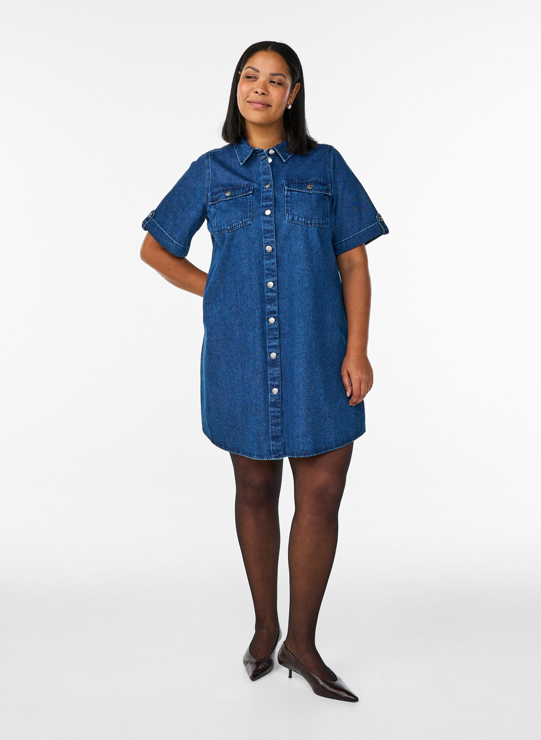 Zizzi Robe en denim avec manches courtes et boutons, Bleu, Model image number 1