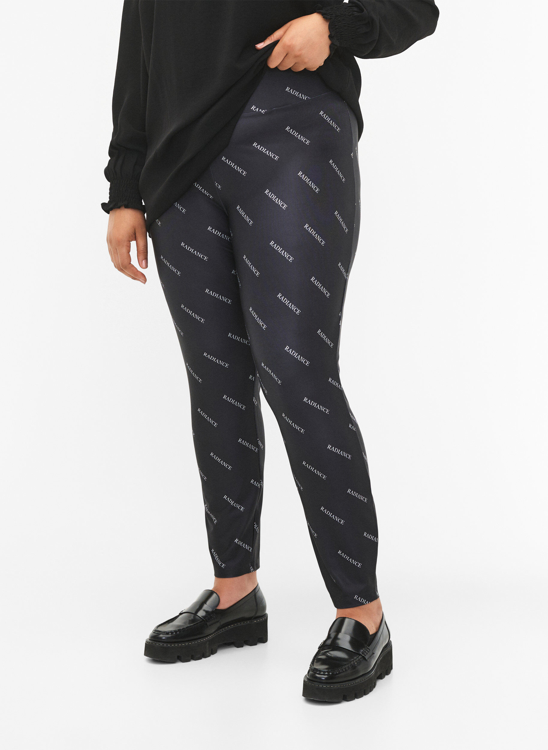 Zizzi Leggings imprim&eacute;s de texte, Black Radiance, Model image number 2