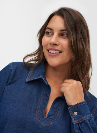 Robe en jean avec fente et col V, Blue denim, Model image number 2