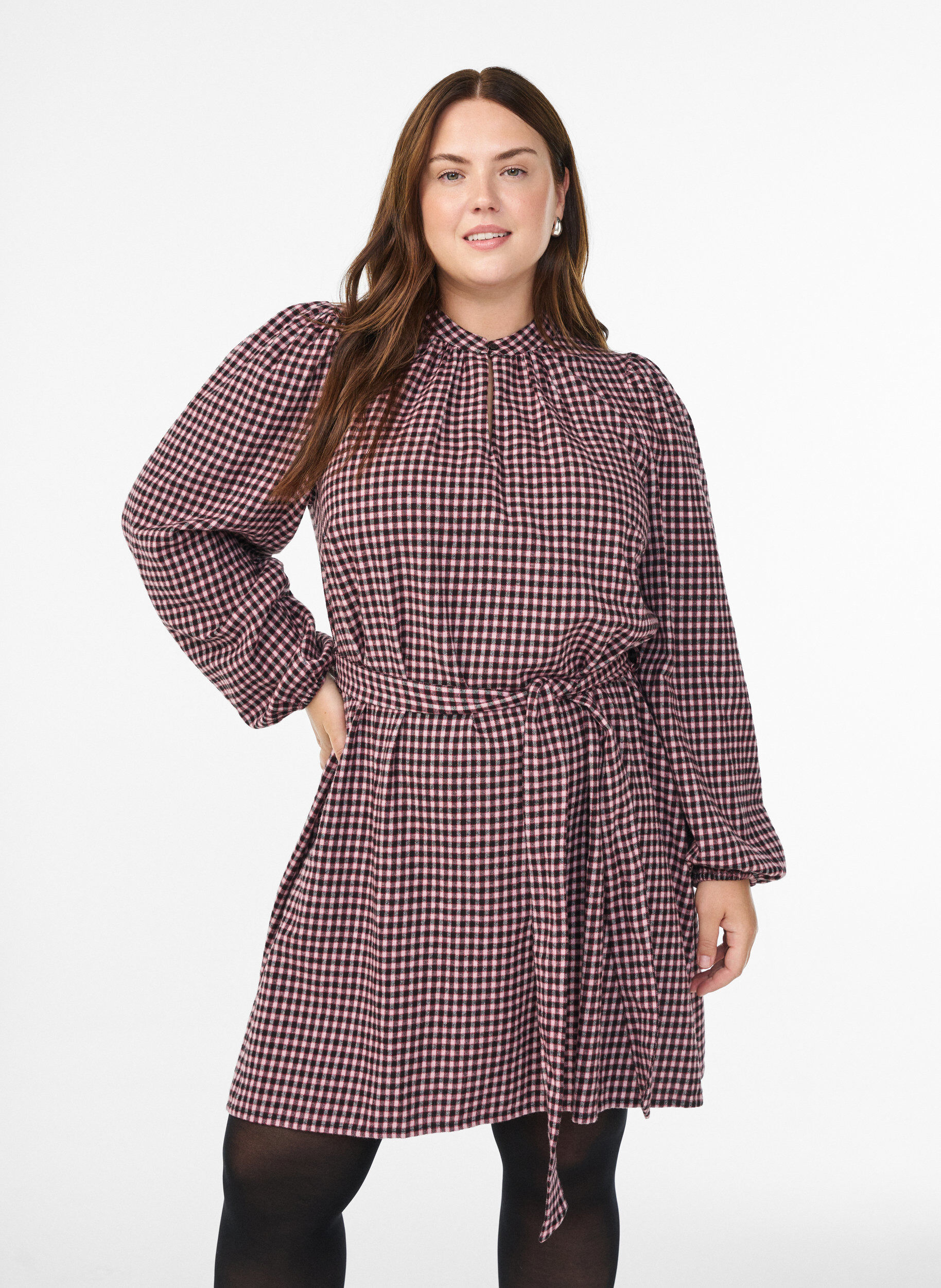 Robe courte &agrave; carreaux avec une ceinture &agrave; nouer, Rouge, Model