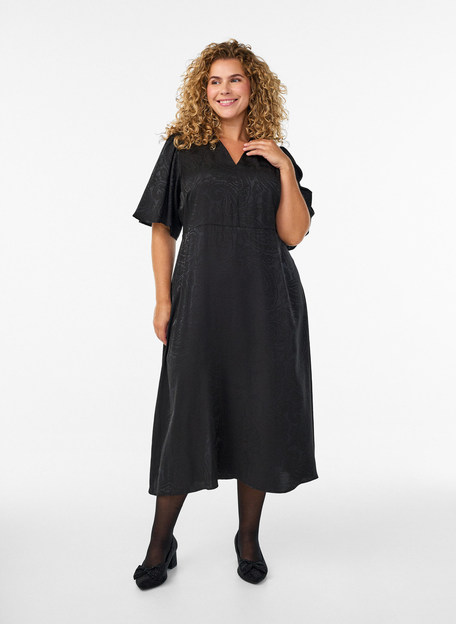 Robe midi en jacquard &agrave; motif cachemire et manches papillon, Noir, Model