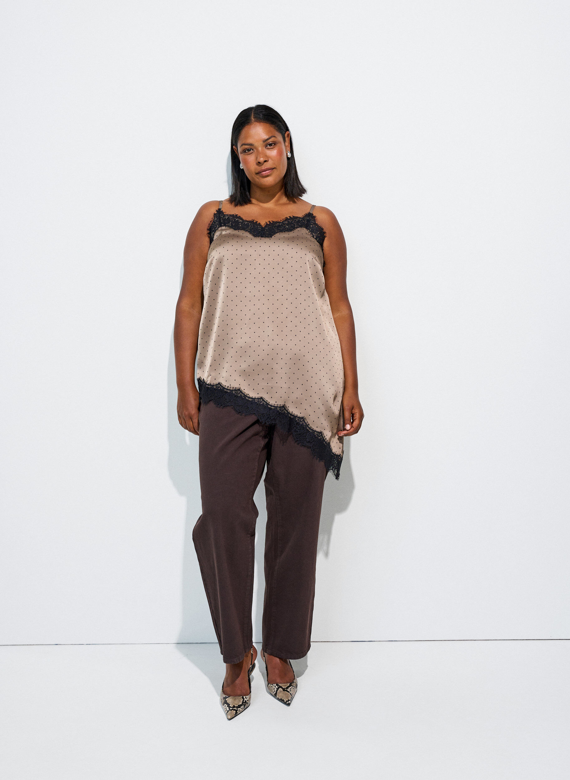 ZizziTop &agrave; fines bretelles avec dentelle et ourlet asym&eacute;trique, Beige, Model image number 1