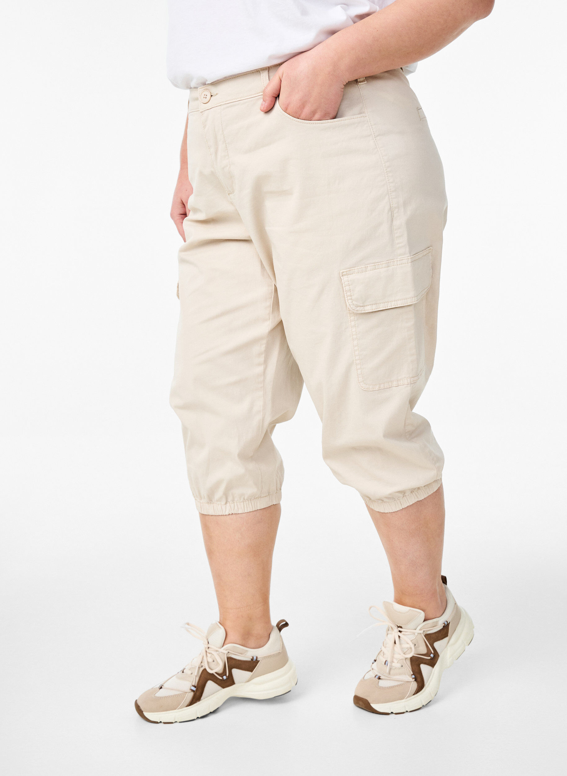 Zizzi Pantacourts cargo &agrave; taille haute, Beige, Model image number 2