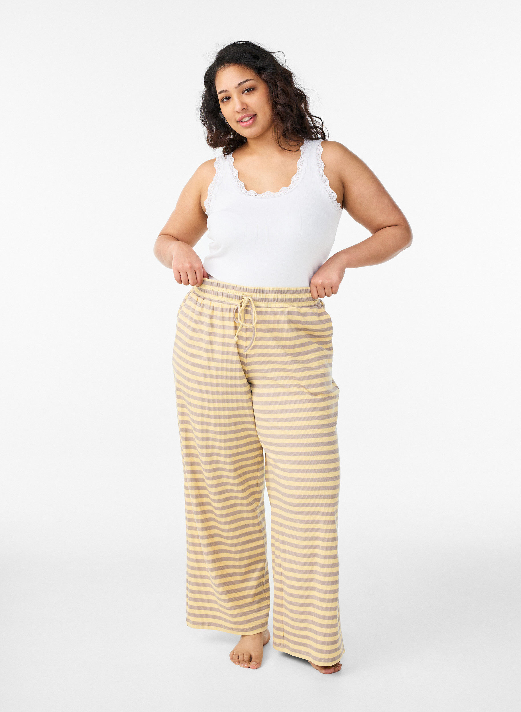 ZizziPantalon de pyjama ray&eacute; &agrave; taille haute et coupe ample, Jaune clair, Model image number 0