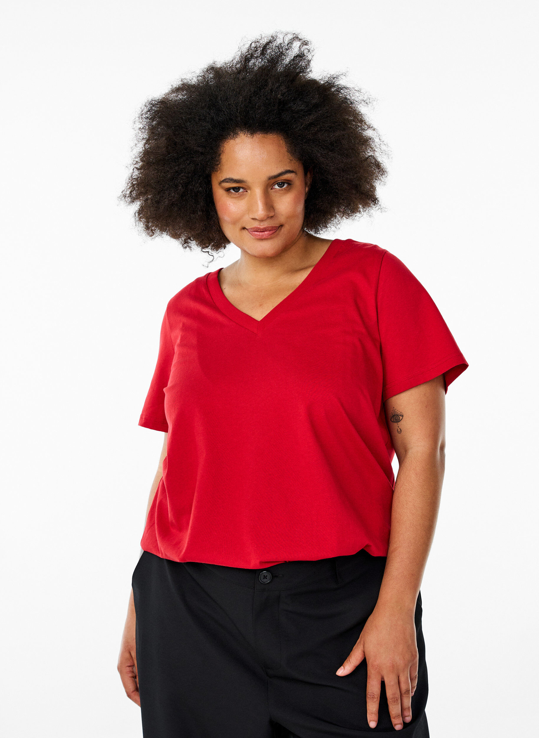 Basis T-shirt van katoen met een V-hals, Rood, Model