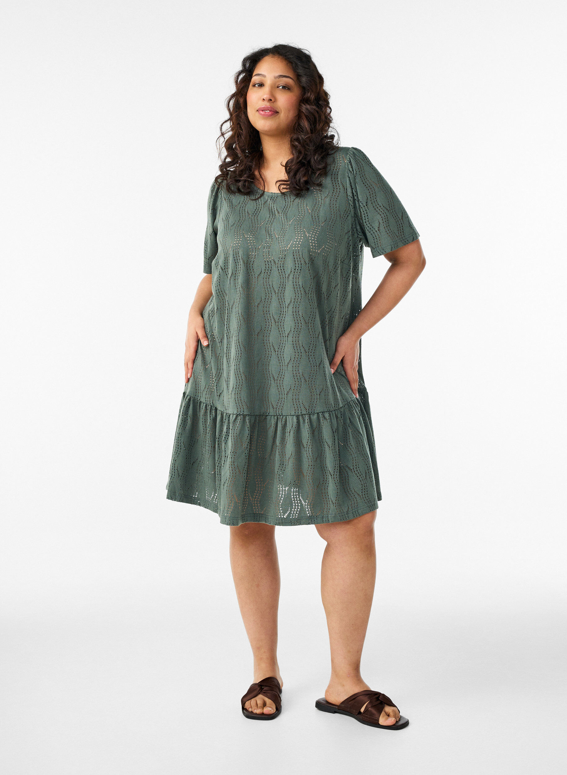 Zizzi Robe courte en jersey avec broderie ajour&eacute;e, Vert fonc&eacute;, Model image number 1
