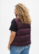 Korte puffer bodywarmer met hoge kraag, Donker Bordeaux, Model image number 2