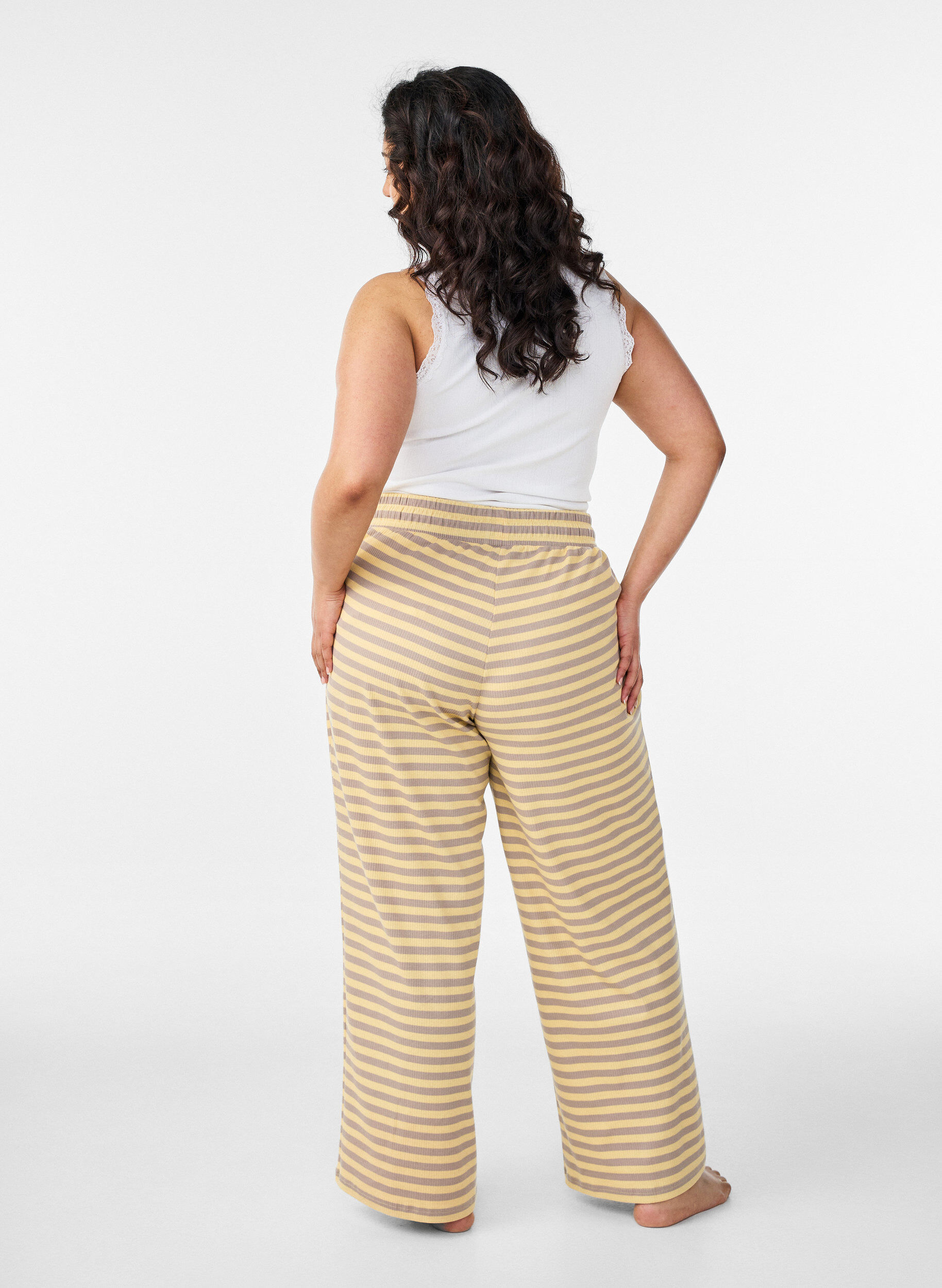 ZizziPantalon de pyjama ray&eacute; &agrave; taille haute et coupe ample, Jaune clair, Model image number 1