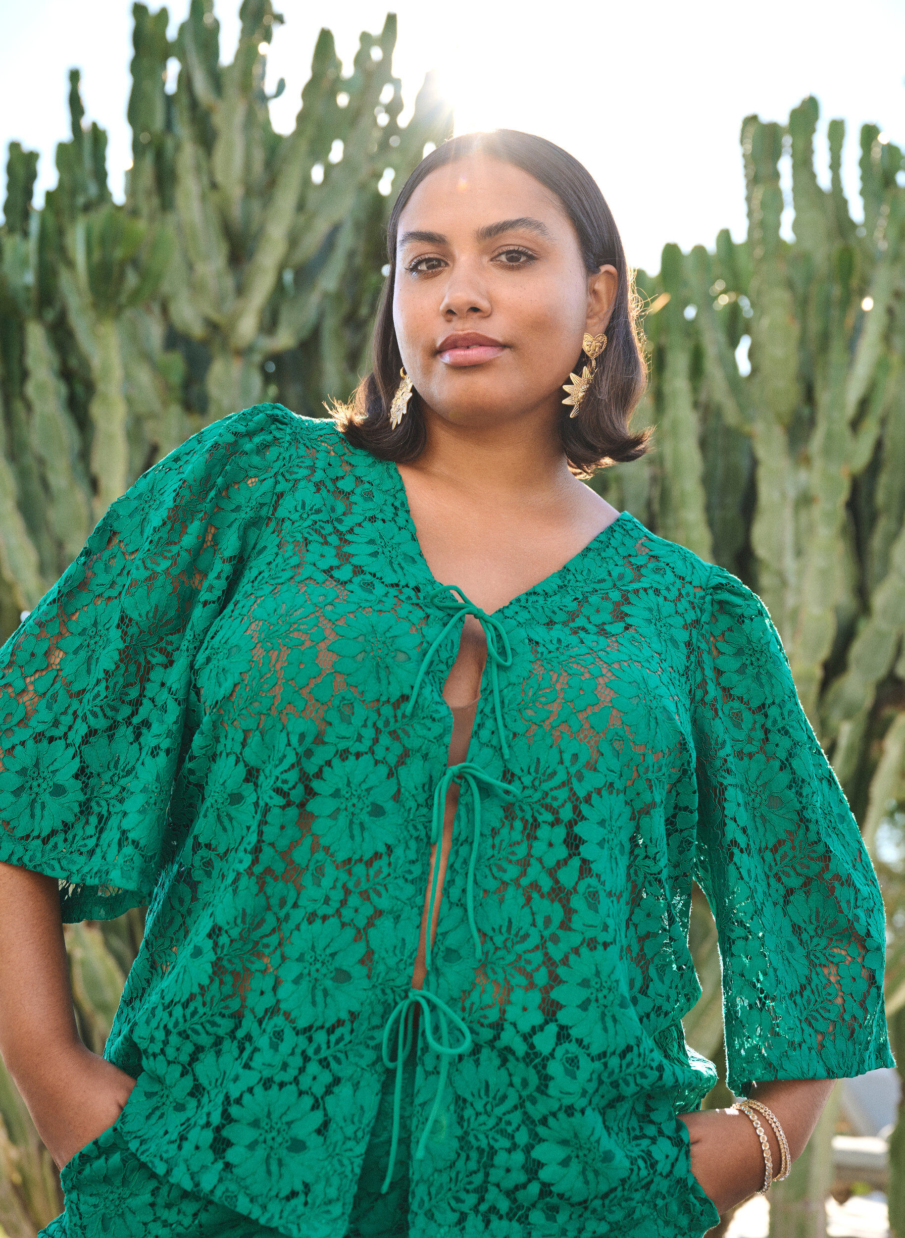 Zizzi Chemisier en dentelle &agrave; manches 3/4 et n&oelig;uds sur le devant, Vert, Image image number 0