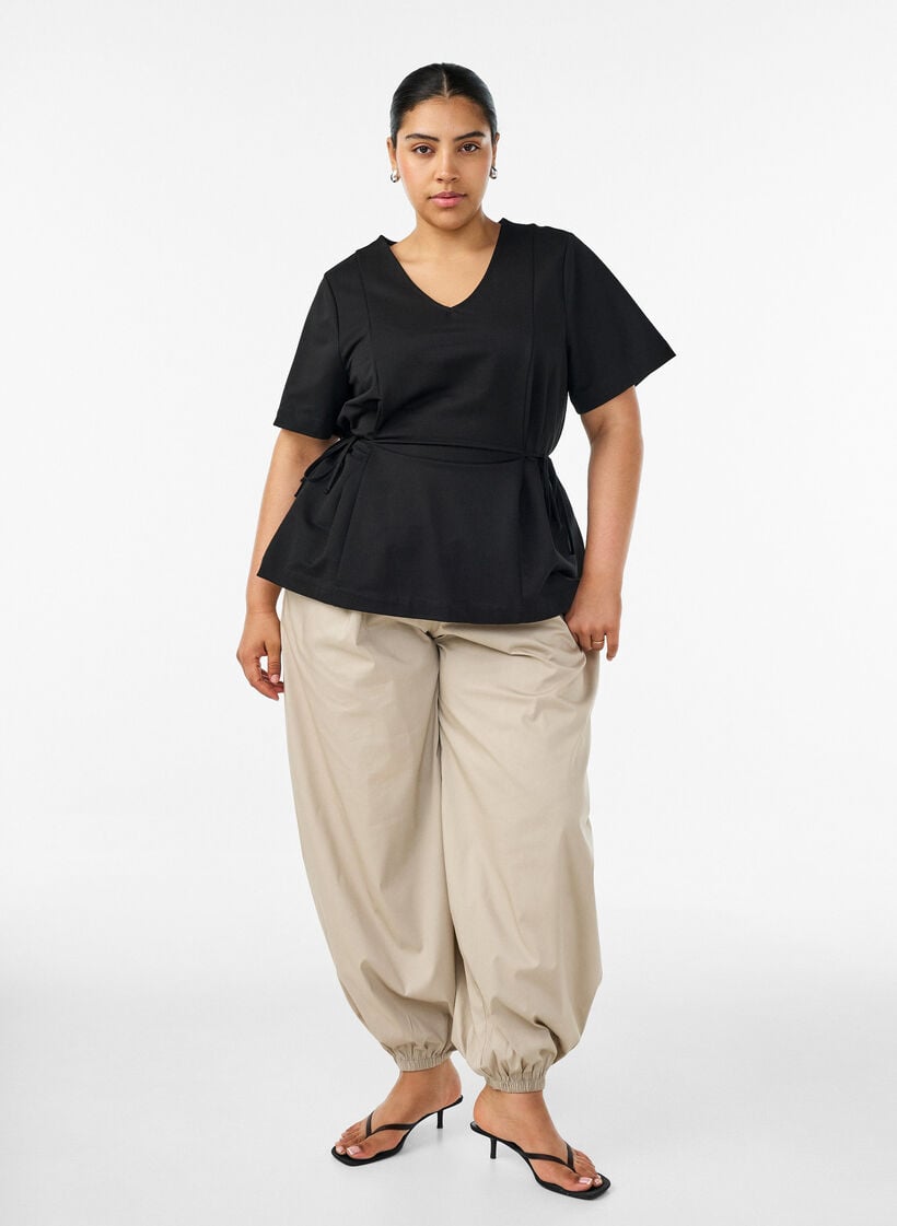 Blouse en m&eacute;lange de coton avec un col en V et un lien &agrave; nouer, Noir, Model image number 1