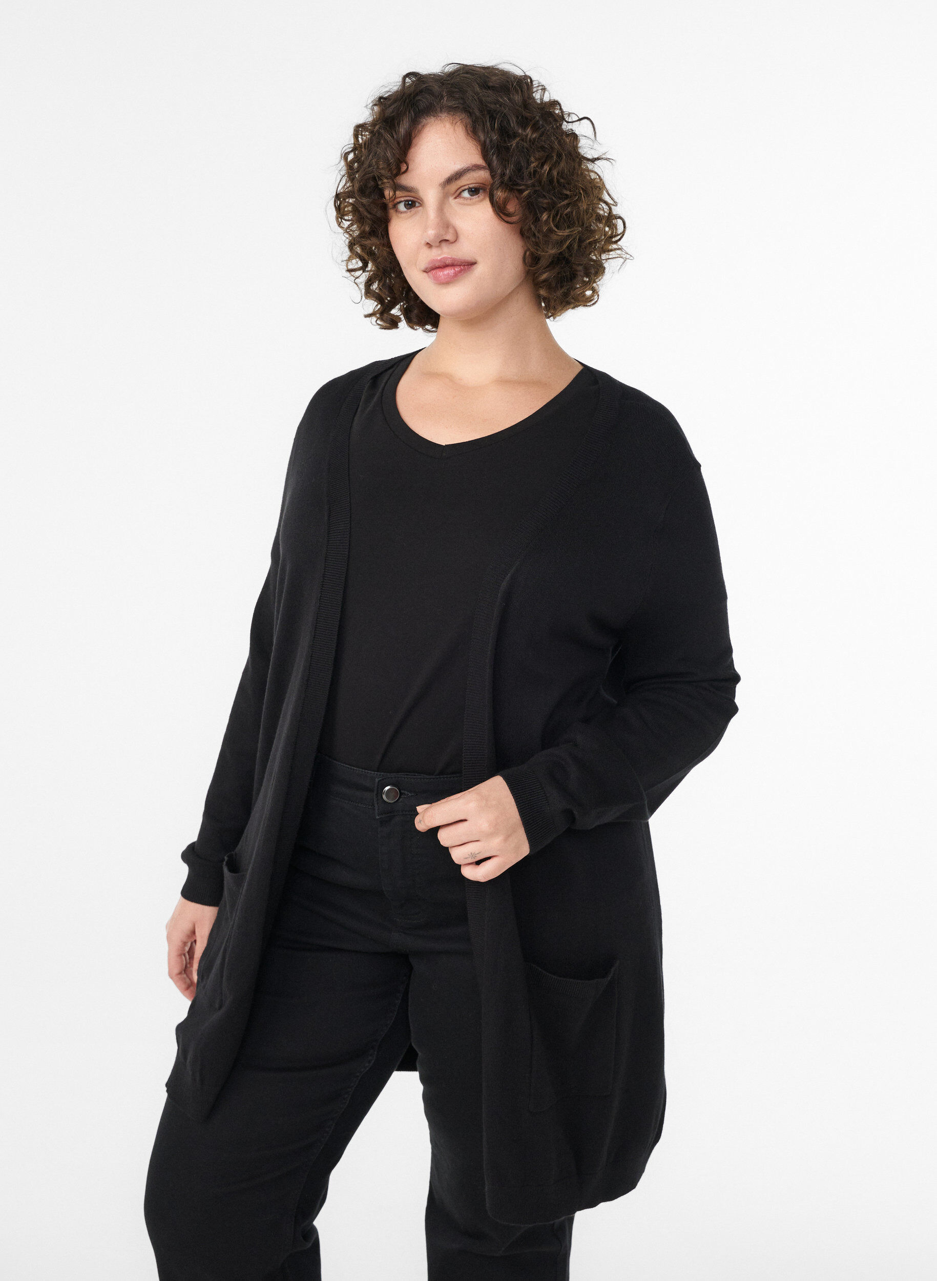 Long cardigan tricot&eacute; dans un m&eacute;lange de viscose, Noir, Model