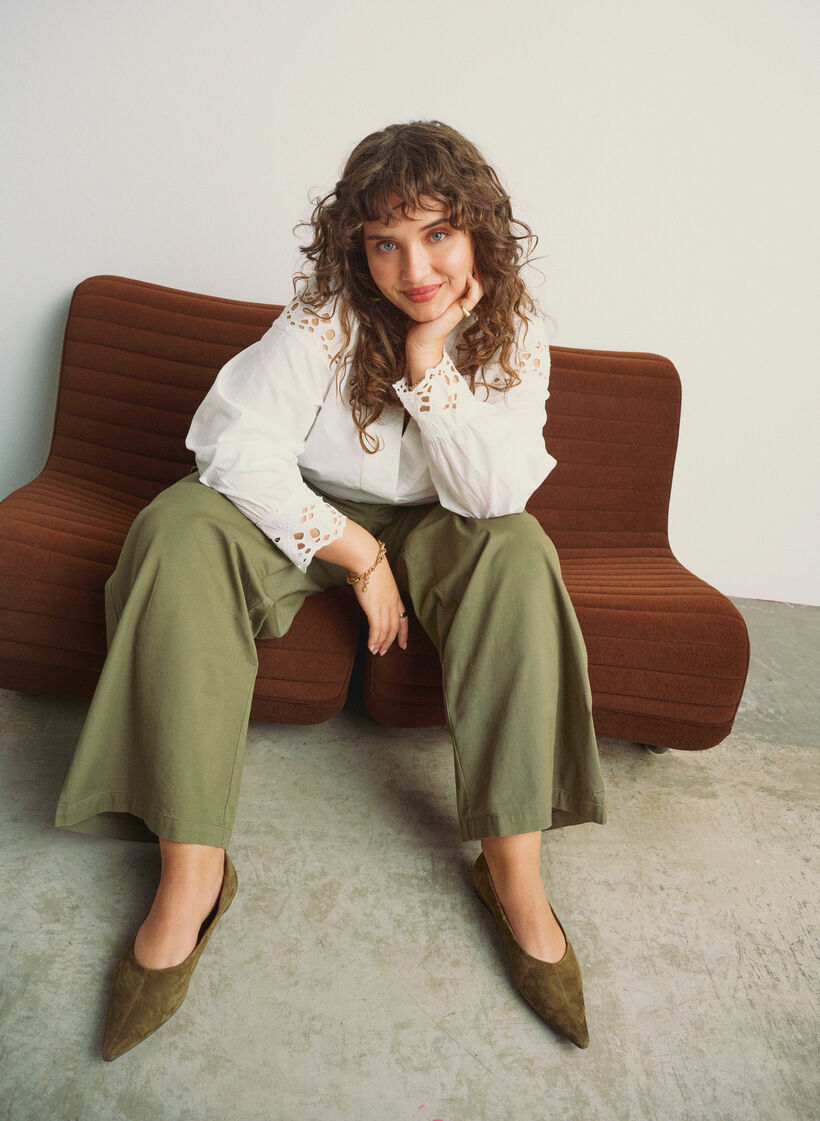 Blouse avec col en V et détails en broderie anglaise, Blanc, Image