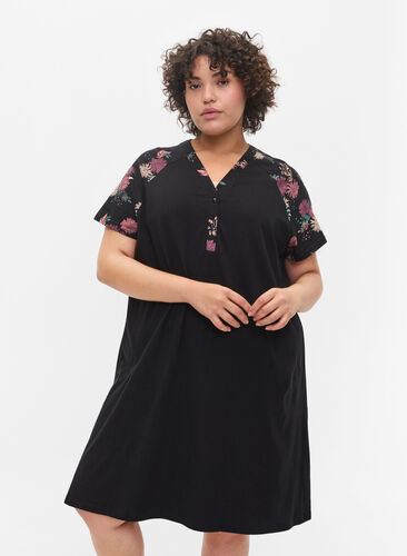 Chemise de nuit en coton à manches courtes avec détails imprimés, Black AOP Flower, Model image number 0