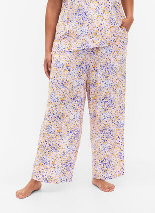 Losse viscose pyjama broek in all-over print, Cameo Pink AOP, Model image number 2