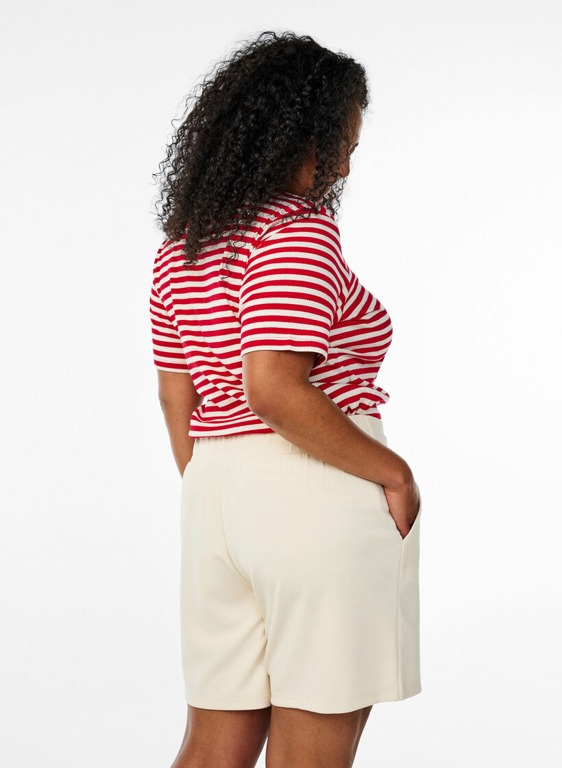 Short avec poches et coupe ample, Beige, Model image number 2