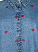Chemise ample en jean et avec lèvres brodées, Light Blue Kiss, Packshot image number 2