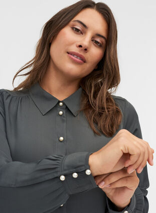 Plissé blouse met parelknopen, Asphalt, Model image number 2