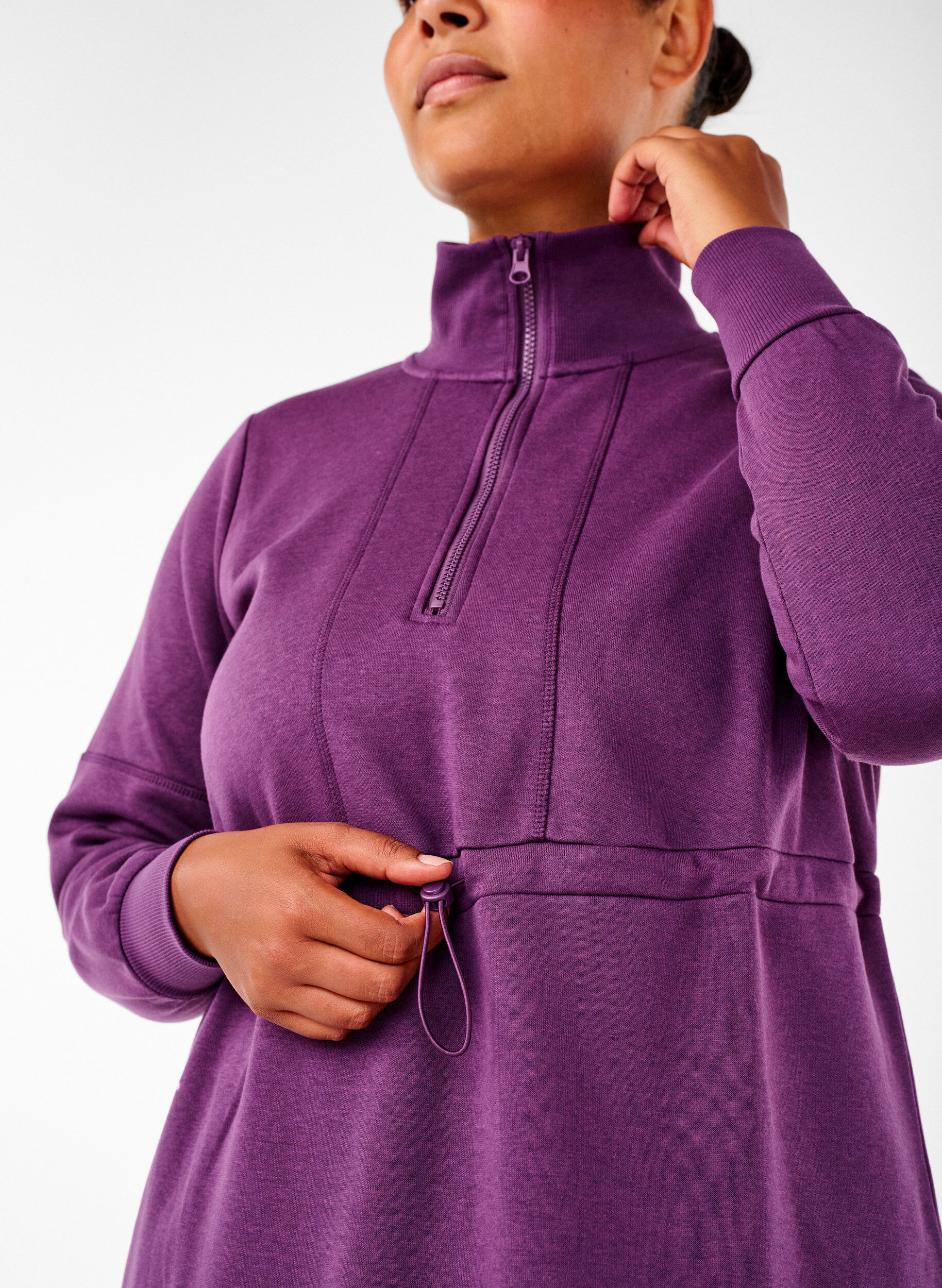 Zizzi Sweat-shirt court avec un col haut et une taille ajustable, Deep Purple, Model image number 2