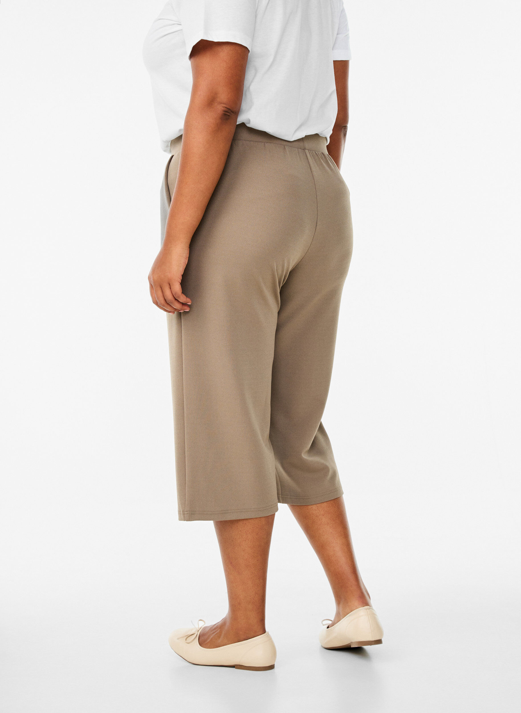 ZizziFLASH - Hoog getailleerde kniebroek met losse pasvorm, Bruin, Model image number 1