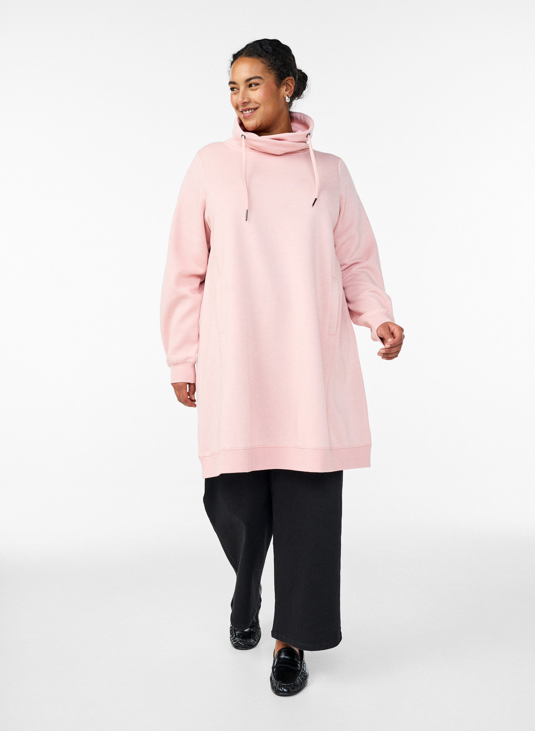 Zizzi Robe sweat-shirt courte &agrave; col montant et poches, Rose poudr&eacute;e, Model image number 1