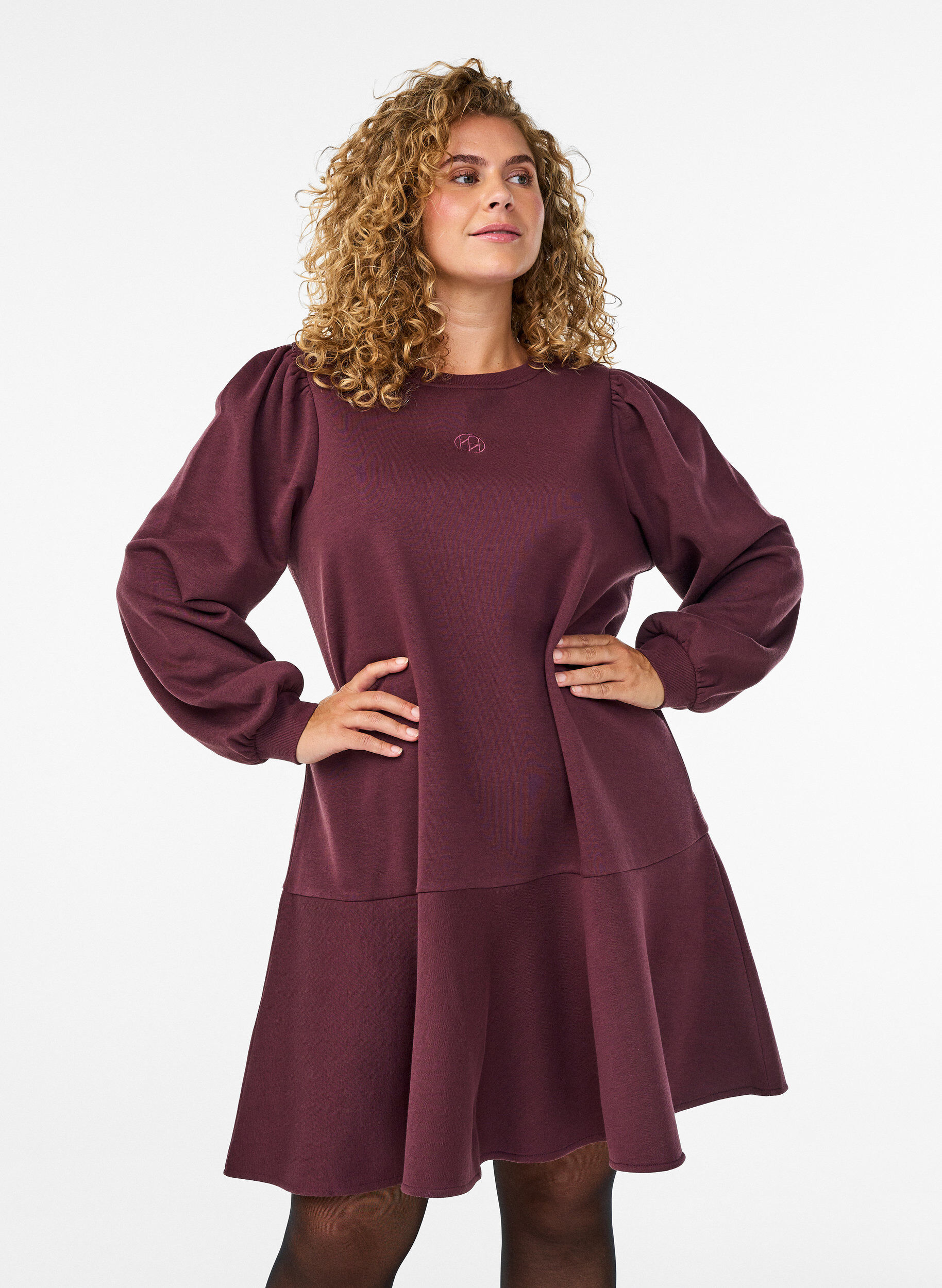 Zizzi Robe sweat courte avec volants, Bordeaux fonc&eacute;, Model image number 0