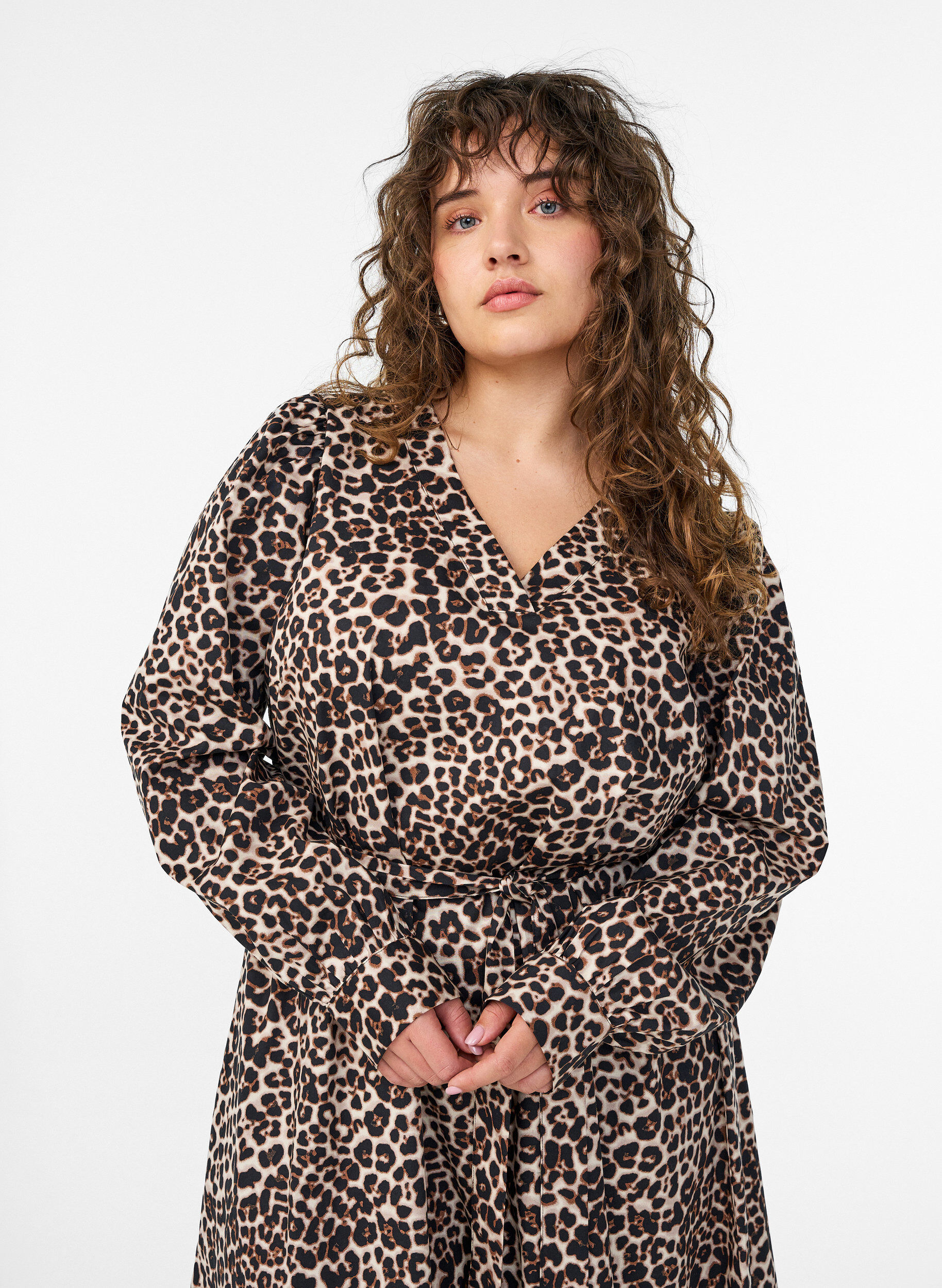 ZizziJurk in biologisch katoen met strikceintuur, Bruin, Model image number 2