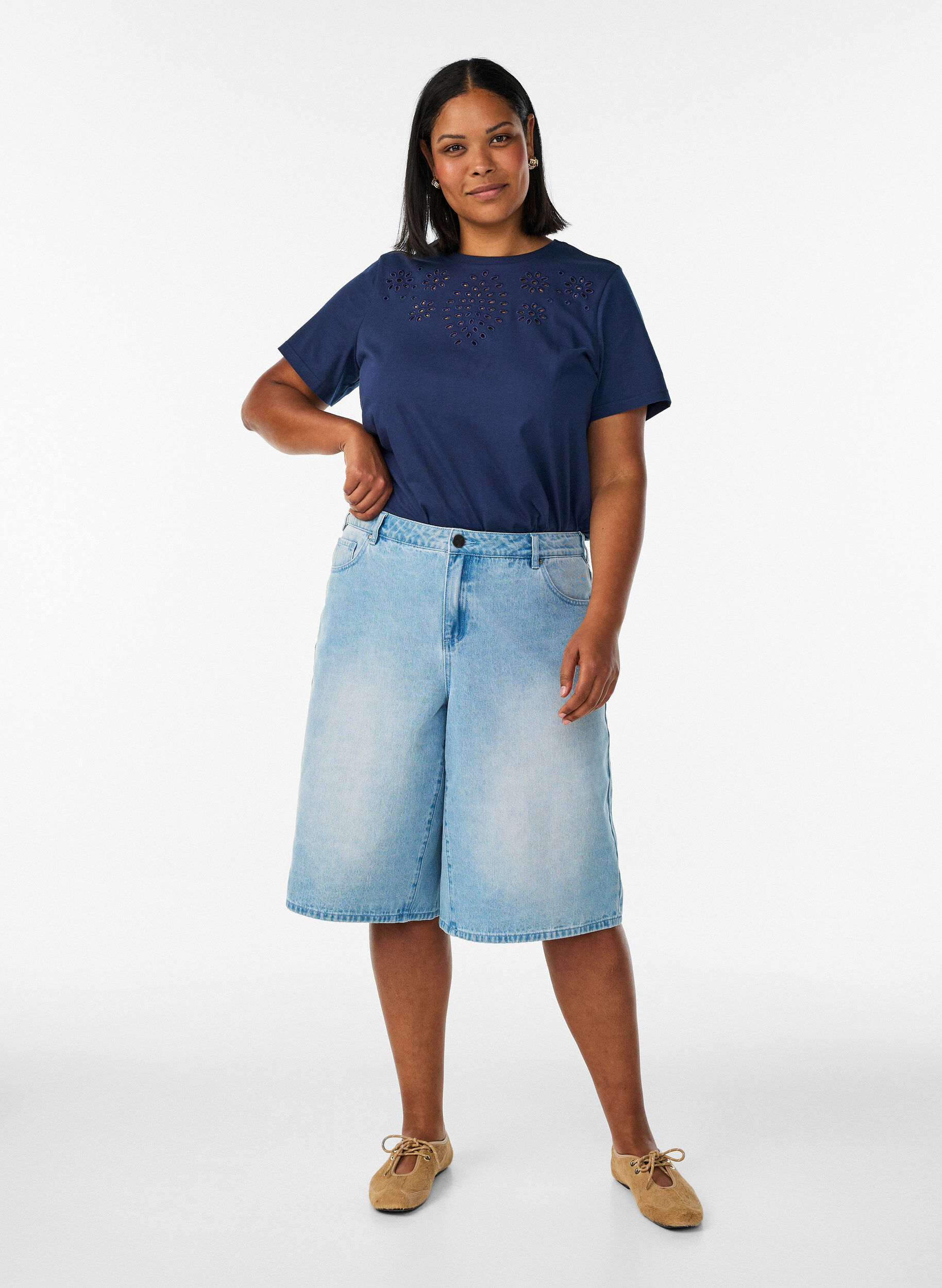 ZizziT-shirt en coton biologique avec broderie ajour&eacute;e, Bleu, Model image number 1