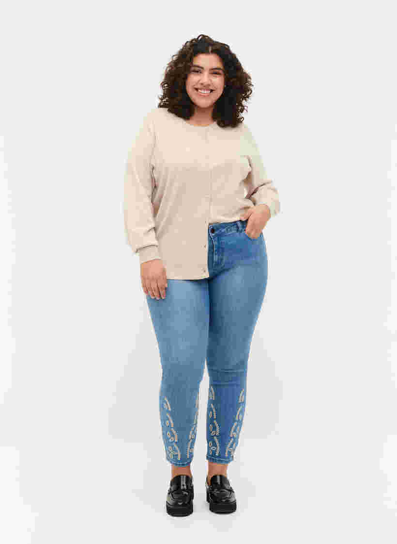 Cropped Emily jeans met borduursel, Blue denim, Model
