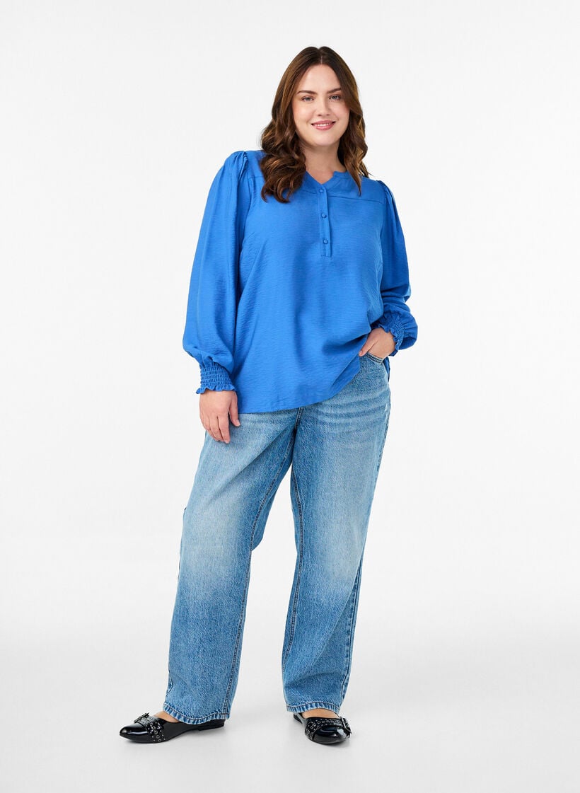 Blouse en viscose avec smock et d&eacute;tails fronc&eacute;s, Bleu, Model image number 1