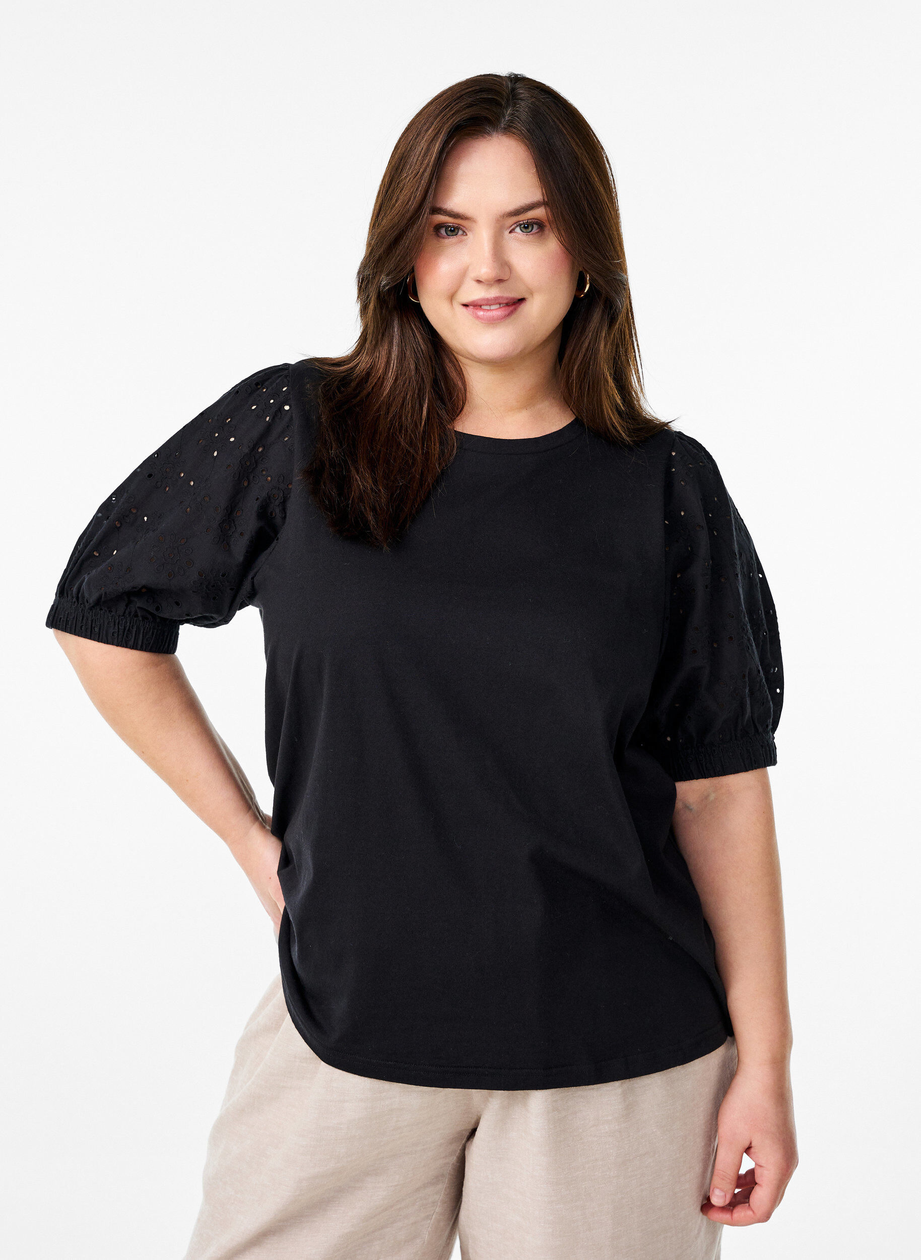 Zizzi T-shirt avec des manches en broderie anglaise, Noir, Model image number 0