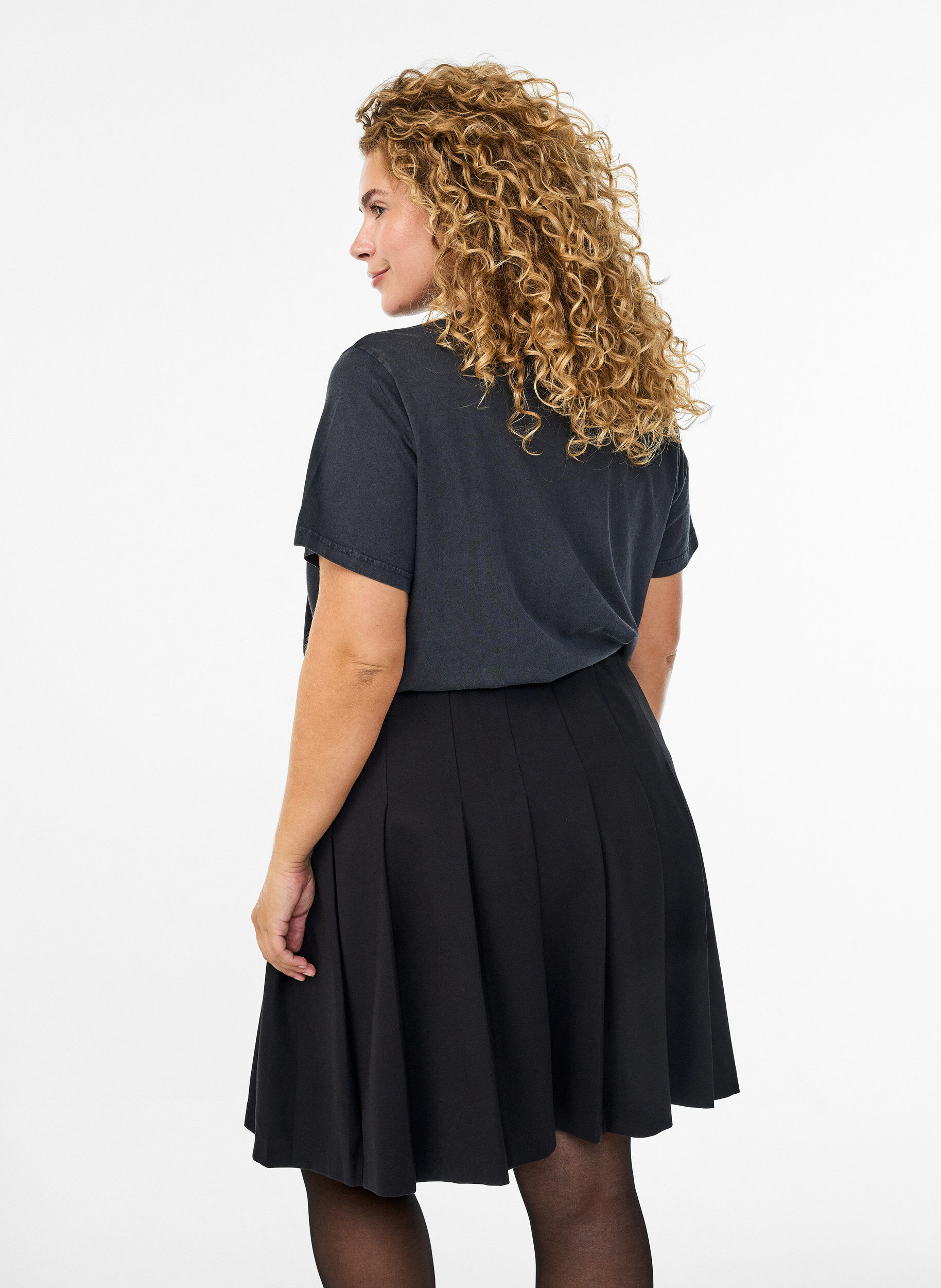 Zizzi Jupe courte pliss&eacute;e &agrave; taille &eacute;lastique, Noir, Model image number 2