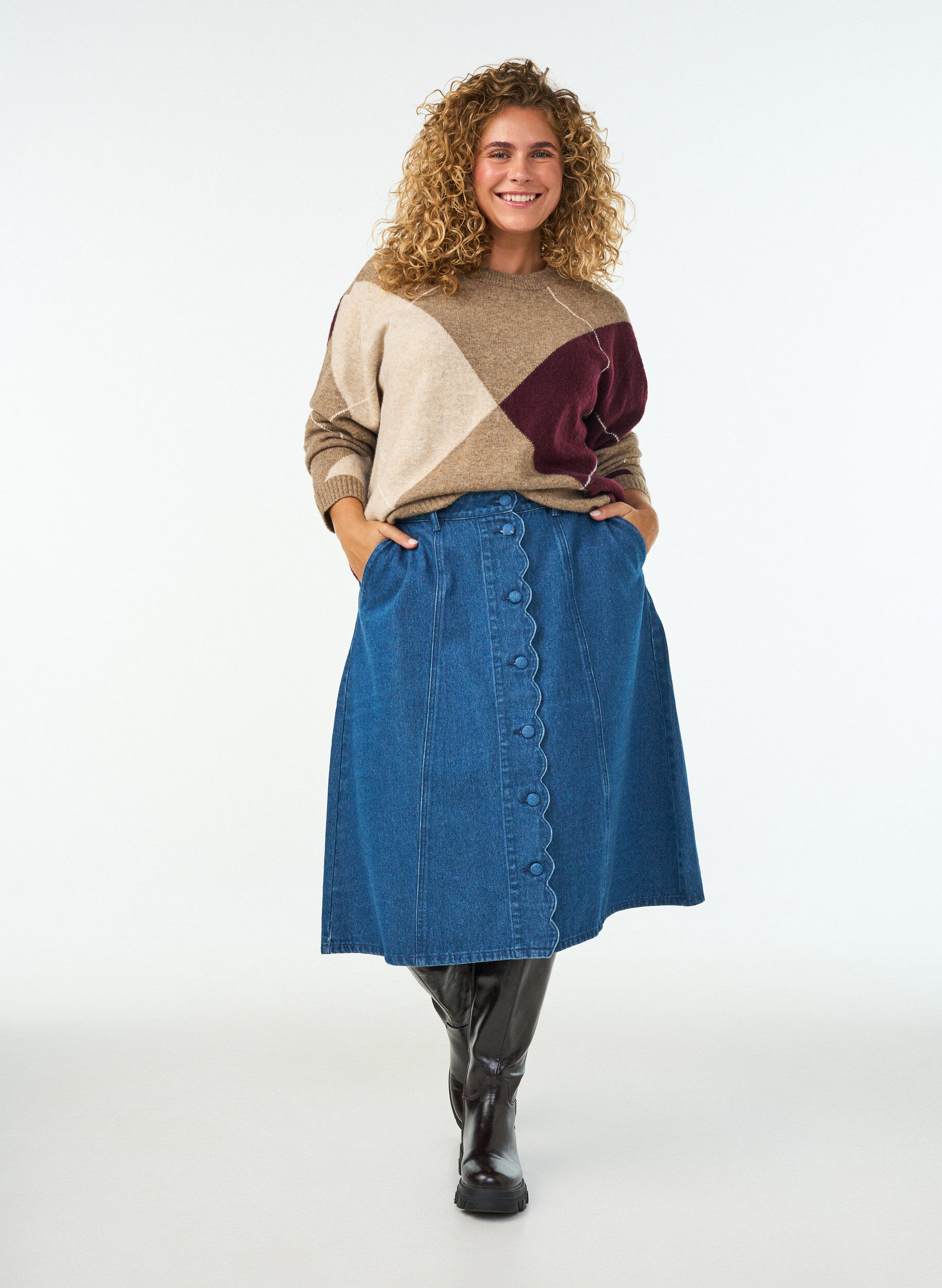Jupe en jean coupe &eacute;vas&eacute;e avec patte de boutonnage ondul&eacute;e, Bleu, Model