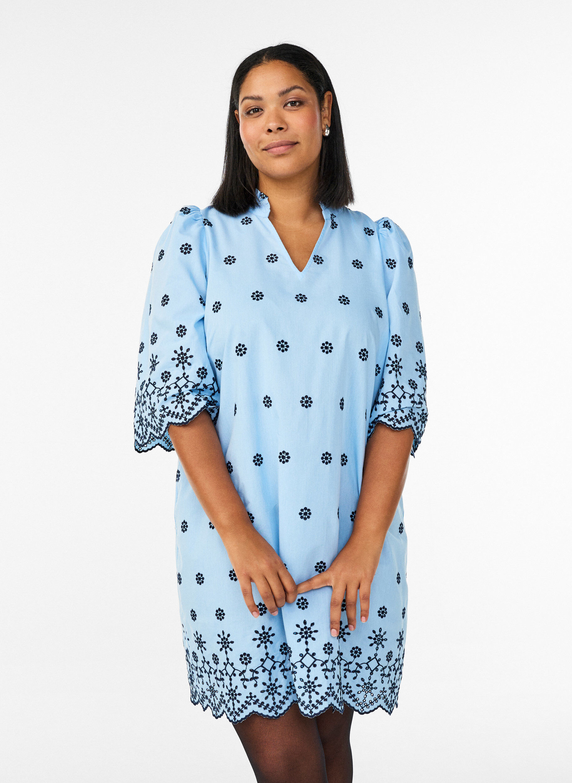 Zizzi Robe courte brod&eacute;e &agrave; manches 3/4, Bleu, Model image number 0