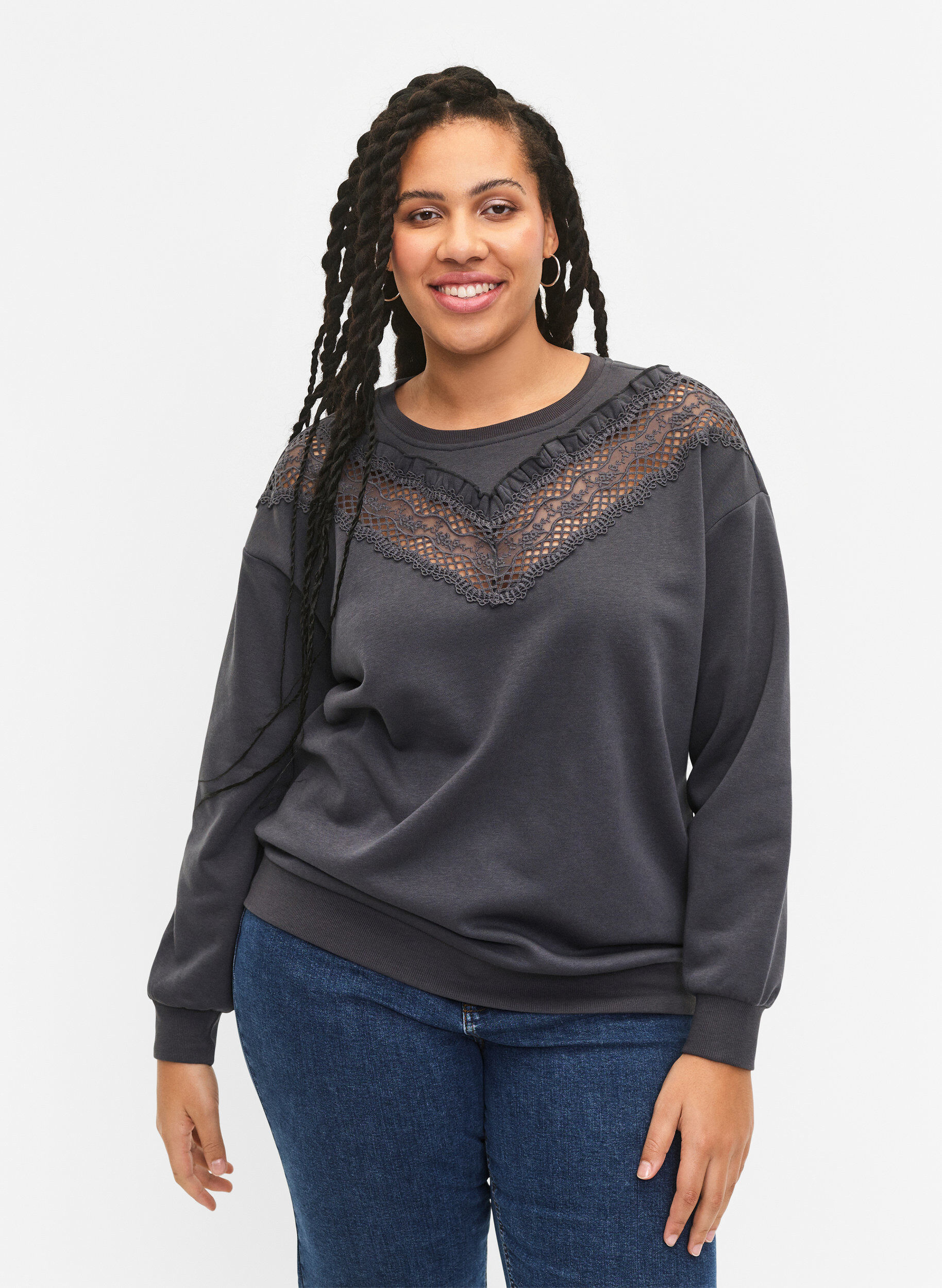 Zizzi Sweatshirt avec volants et d&eacute;tail de crochet, Dark Grey, Model image number 0