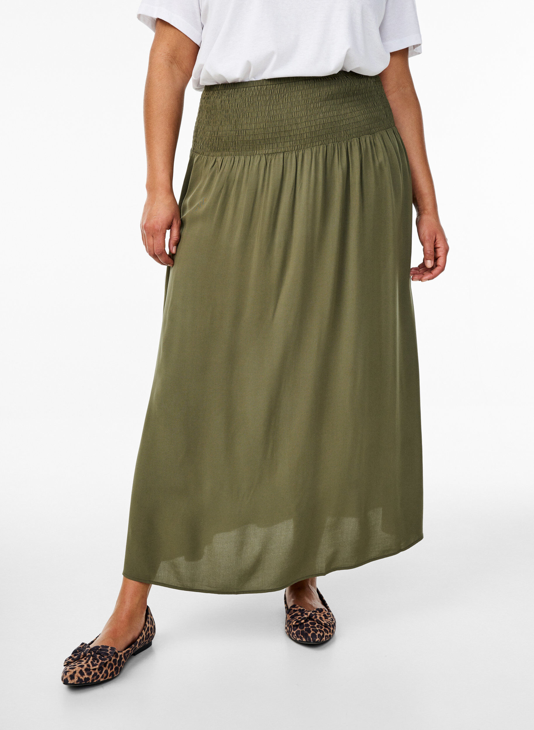 Zizzi Jupe longue en viscose avec smocks, Vert, Model image number 2