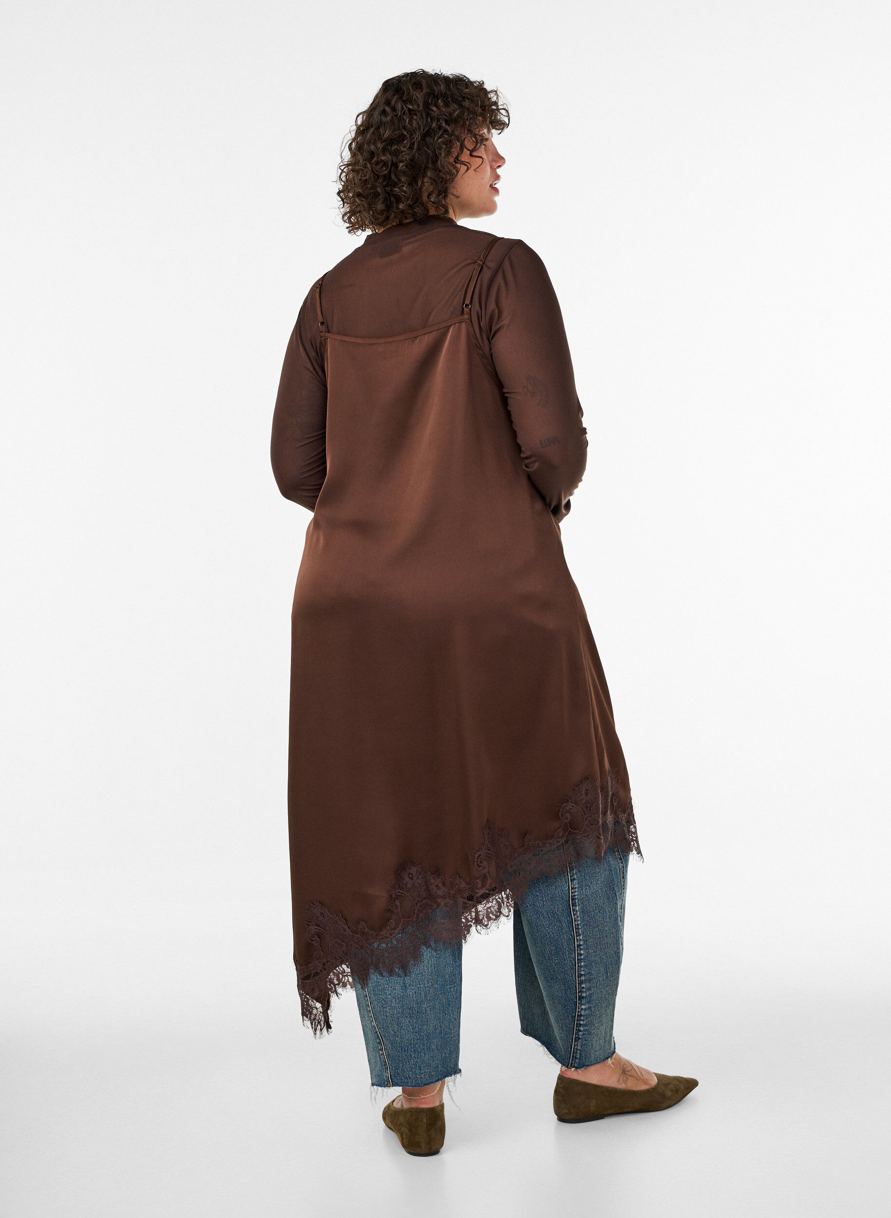 ZizziSatijnen jurk met kant en asymmetrische zoom, Bruin, Model image number 2