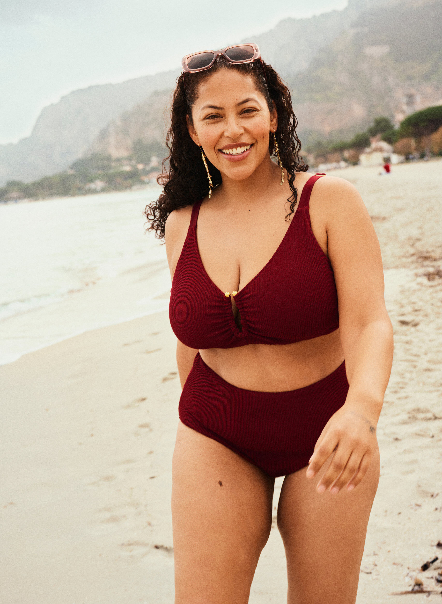 Bikinitop met textuur en goudkleurig detail