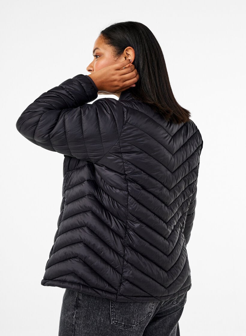 Veste l&eacute;g&egrave;re avec des poches, Noir, Model