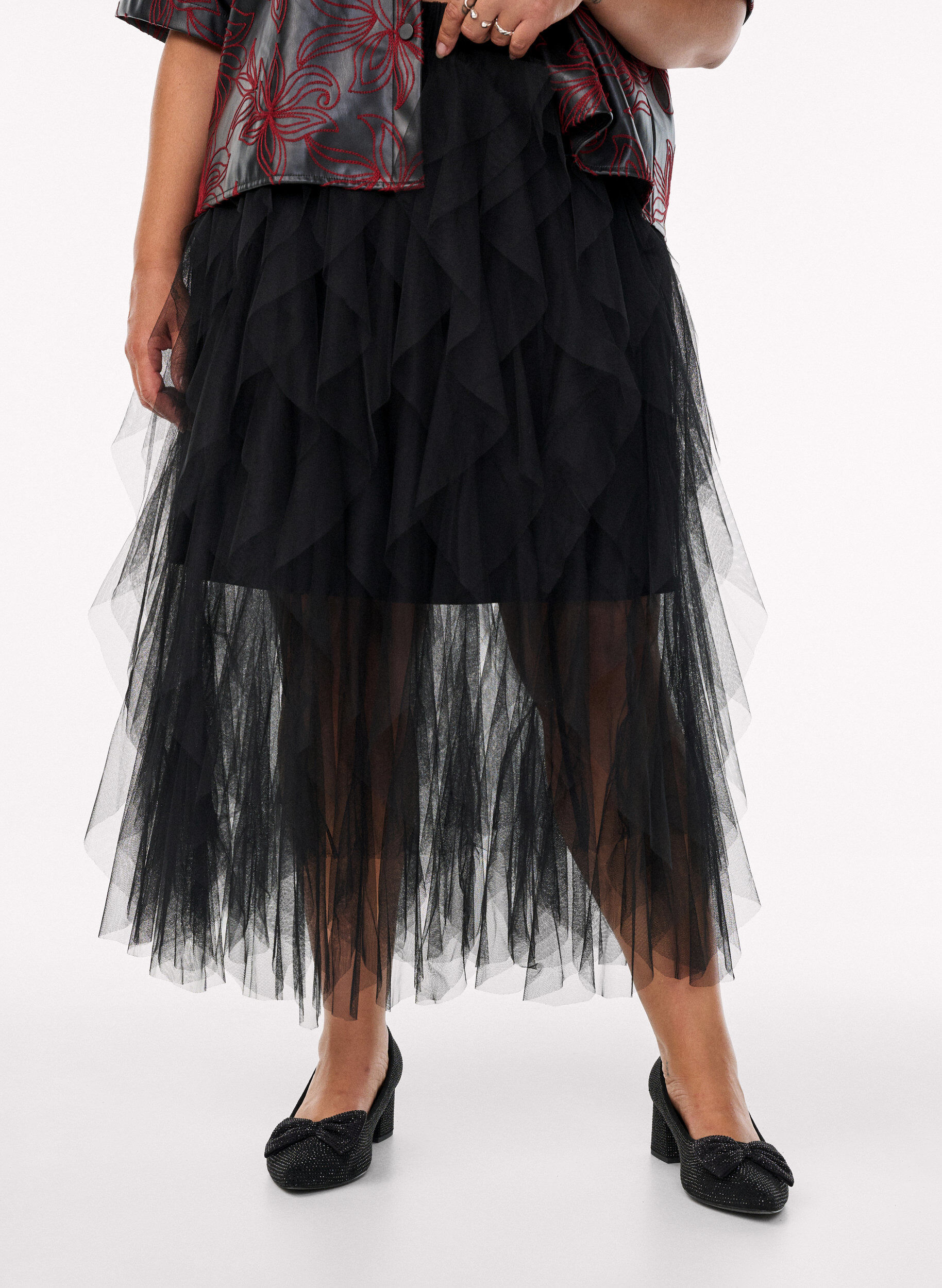 Zizzi Jupe midi en tulle avec ceinture &eacute;lastique, Noir, Model image number 2
