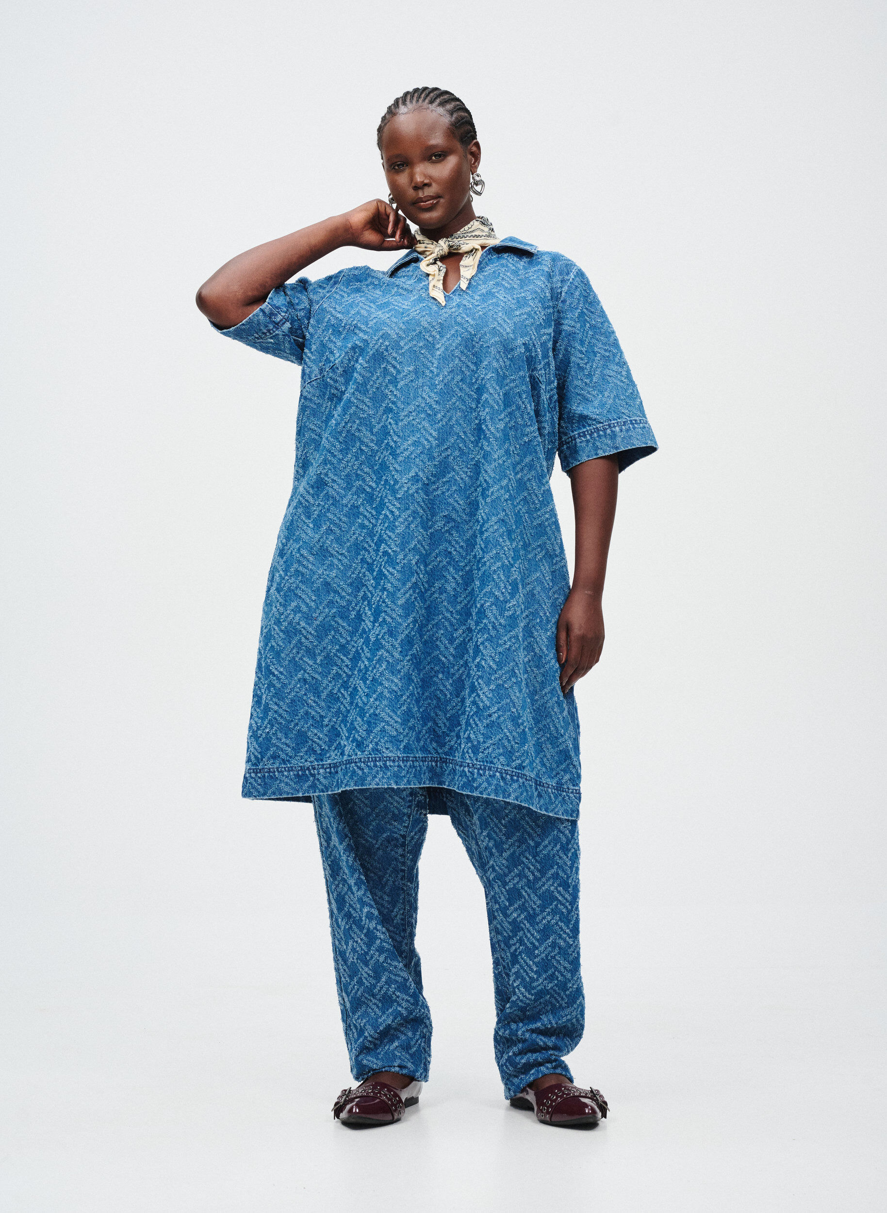 Zizzi Robe courte en jean avec motif textur&eacute;, Bleu, Image image number 0