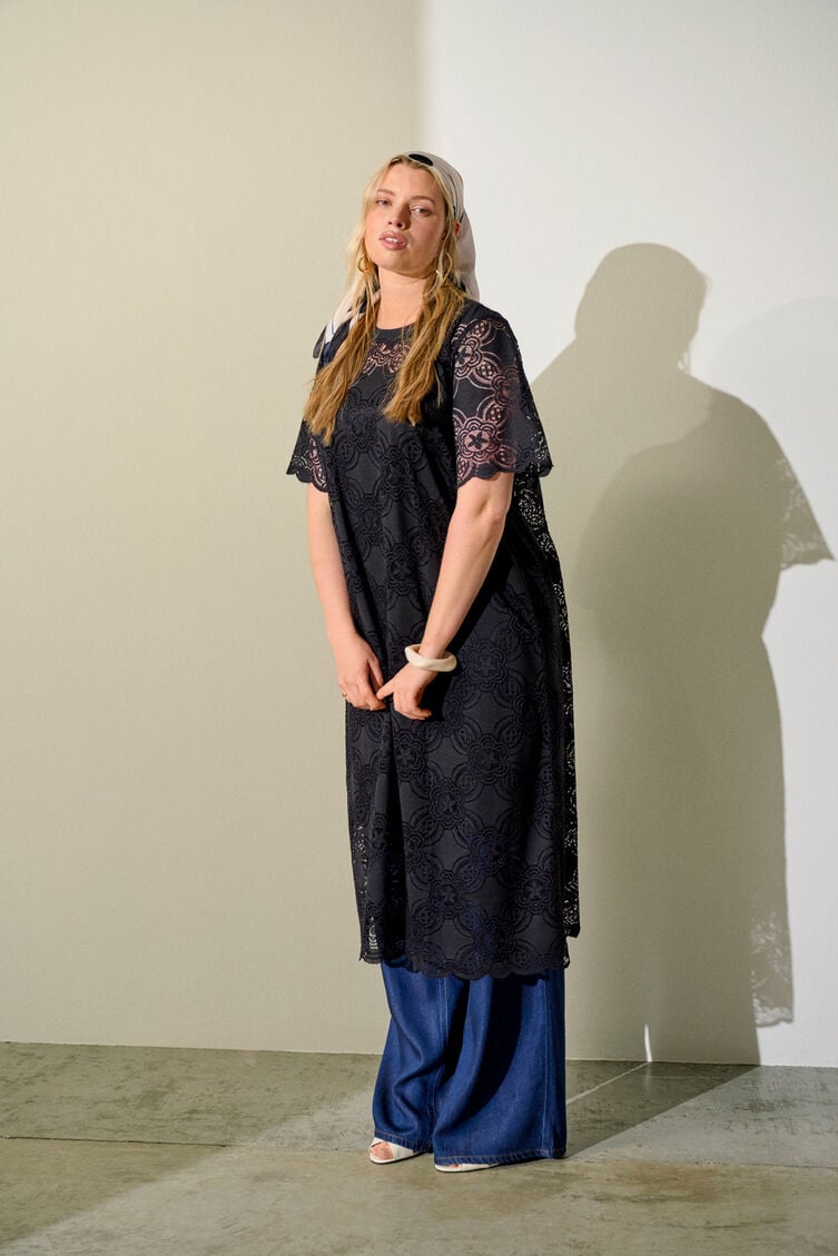 Robe en dentelle, , Model