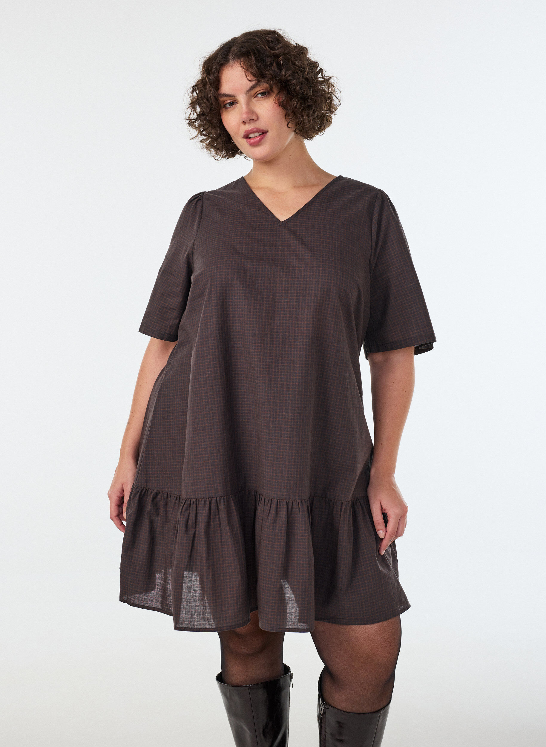 Robe courte &agrave; carreaux avec ourlet &agrave; volants, Marron, Model