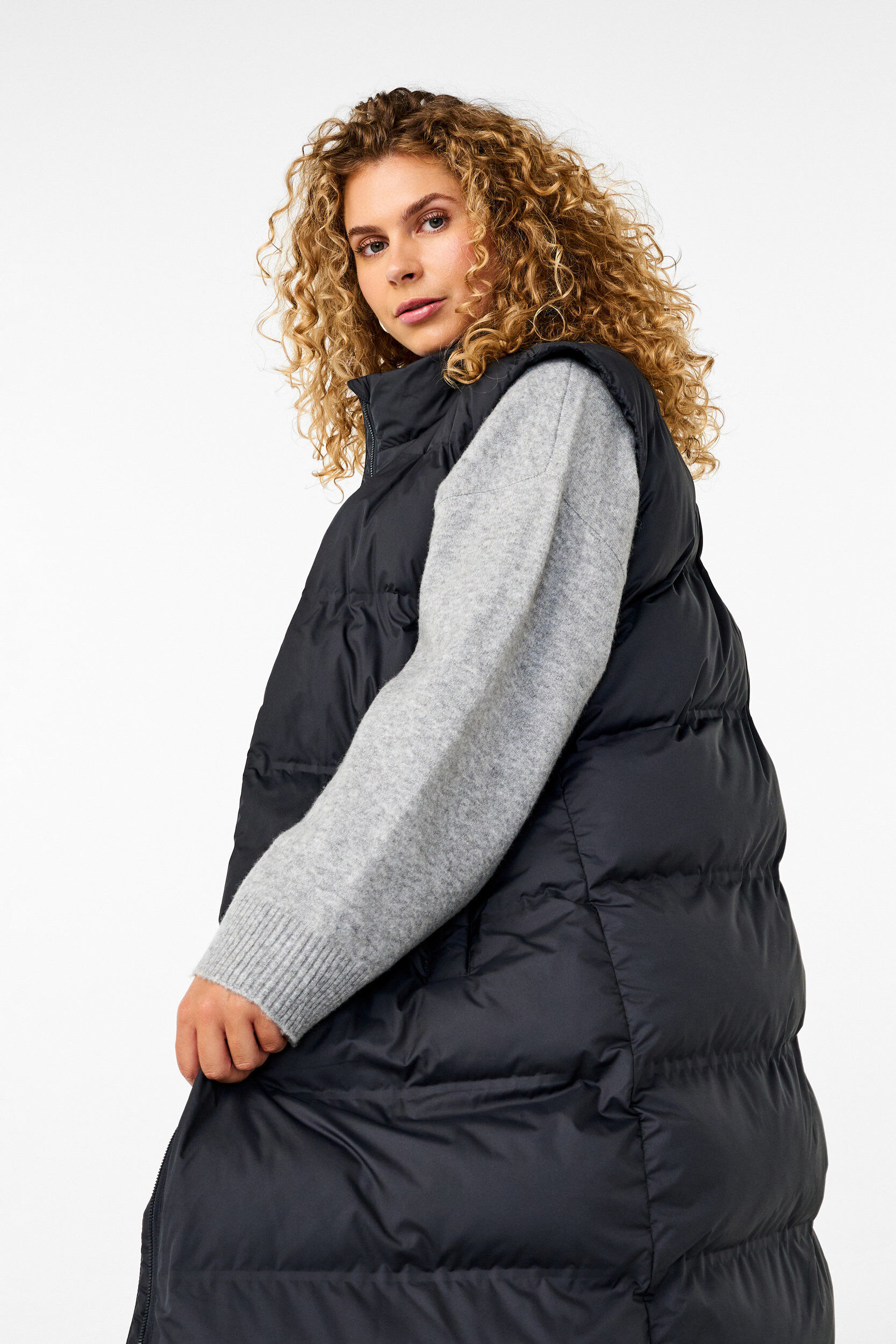 ZizziLang vest met zakken en rits in twee richtingen, Zwart, Model image number 2