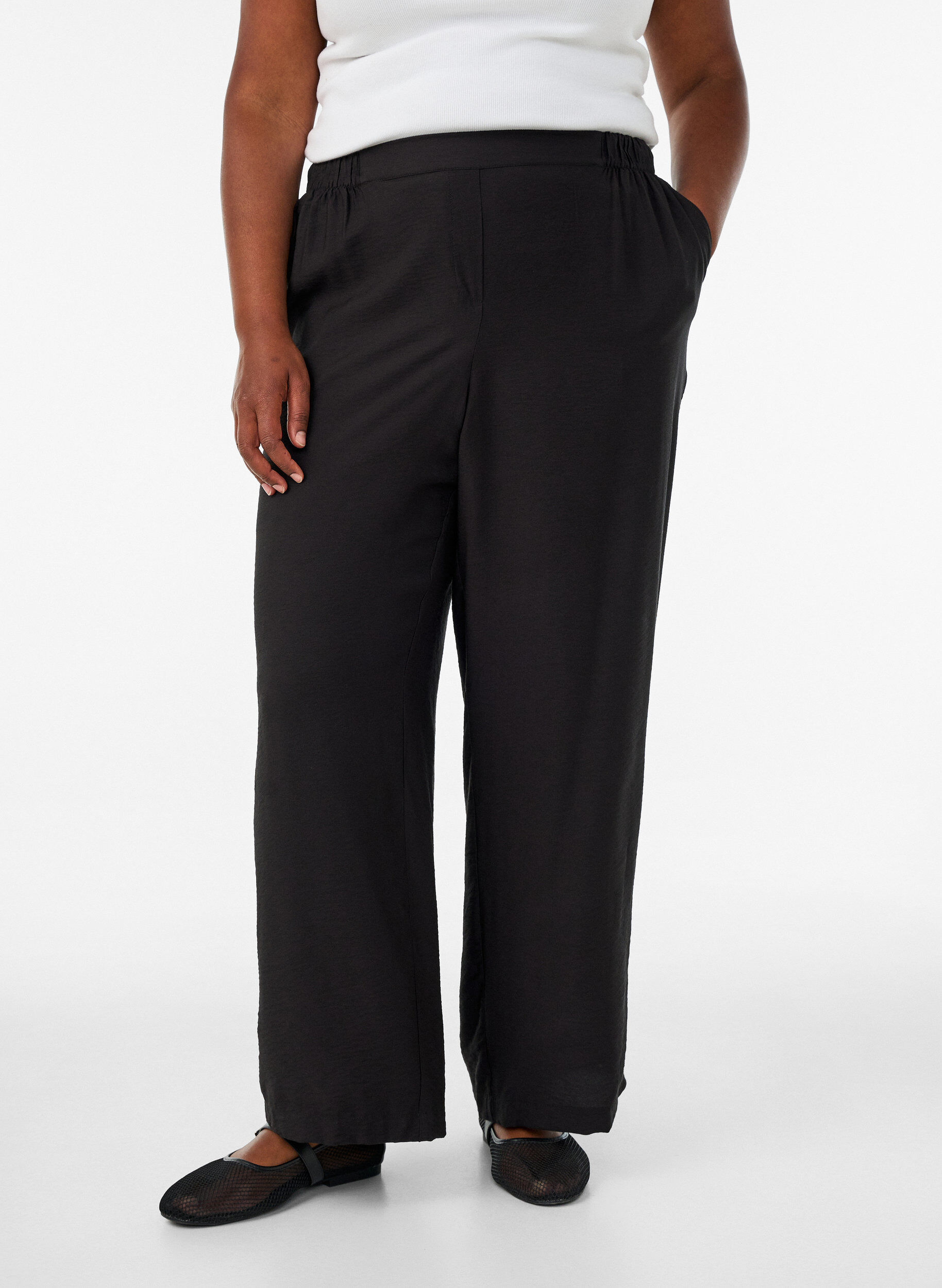 ZizziPantalon en viscose avec taille &eacute;lastiqu&eacute;e et jambes droites, Noir, Model image number 2